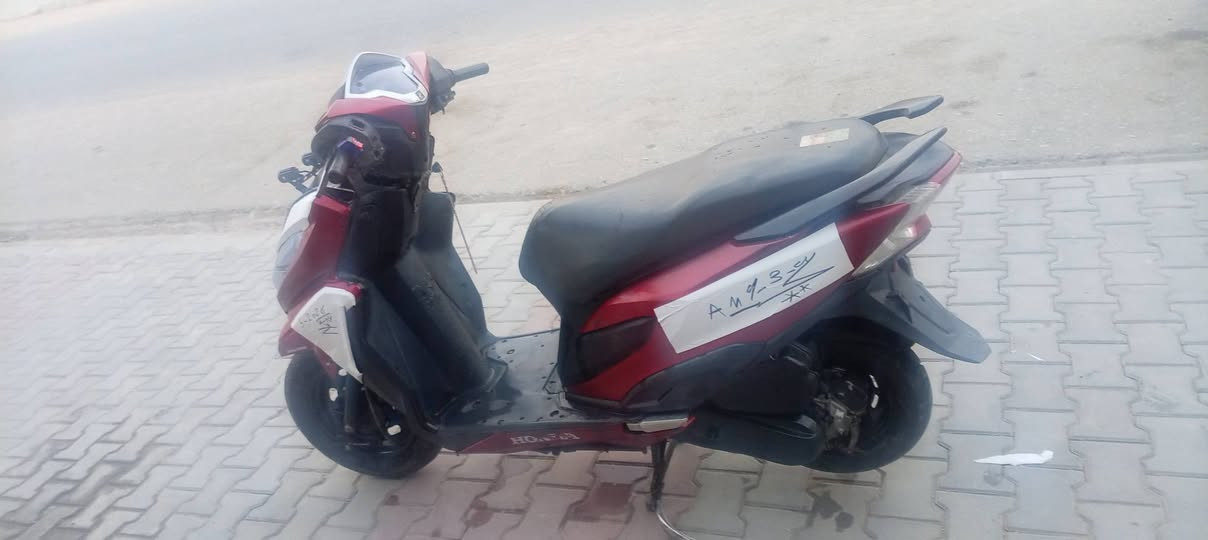 سلام عليكم هونده ياباني كهربايات كلها شغاله مديل 19سلف هندر شاير لايت بك لايت سعر 550وبيها مجال وترهم مراوس وفرق للستفسار( ***********)خاص
