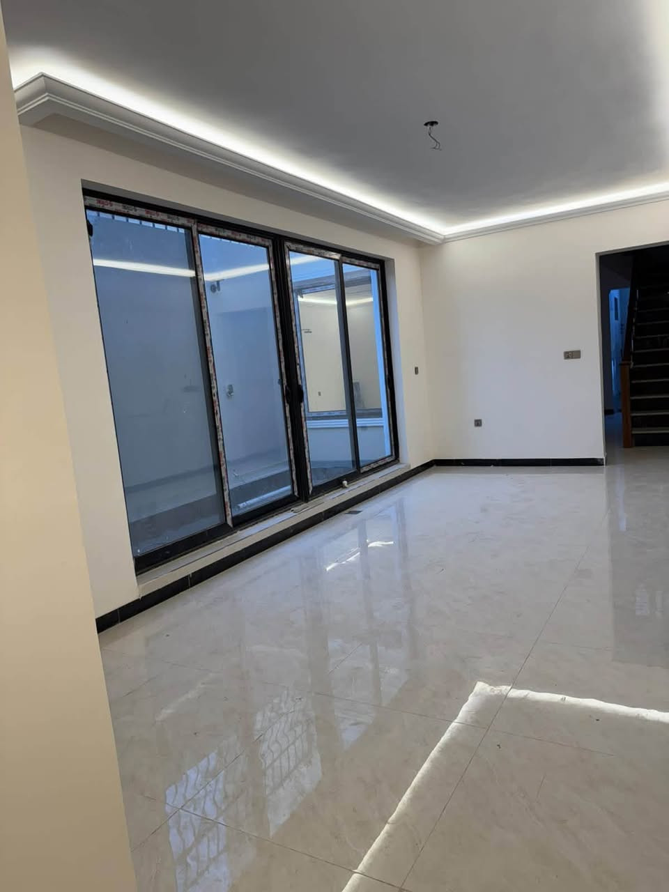 دار درجة اولى للايجار : مساحة 250 متر بناء حديث

يحتوي على 4 نوم ماستر + كراج + حديقة

الموقع : حي الجامعة - الخارجية

للاستفسار : ***********
