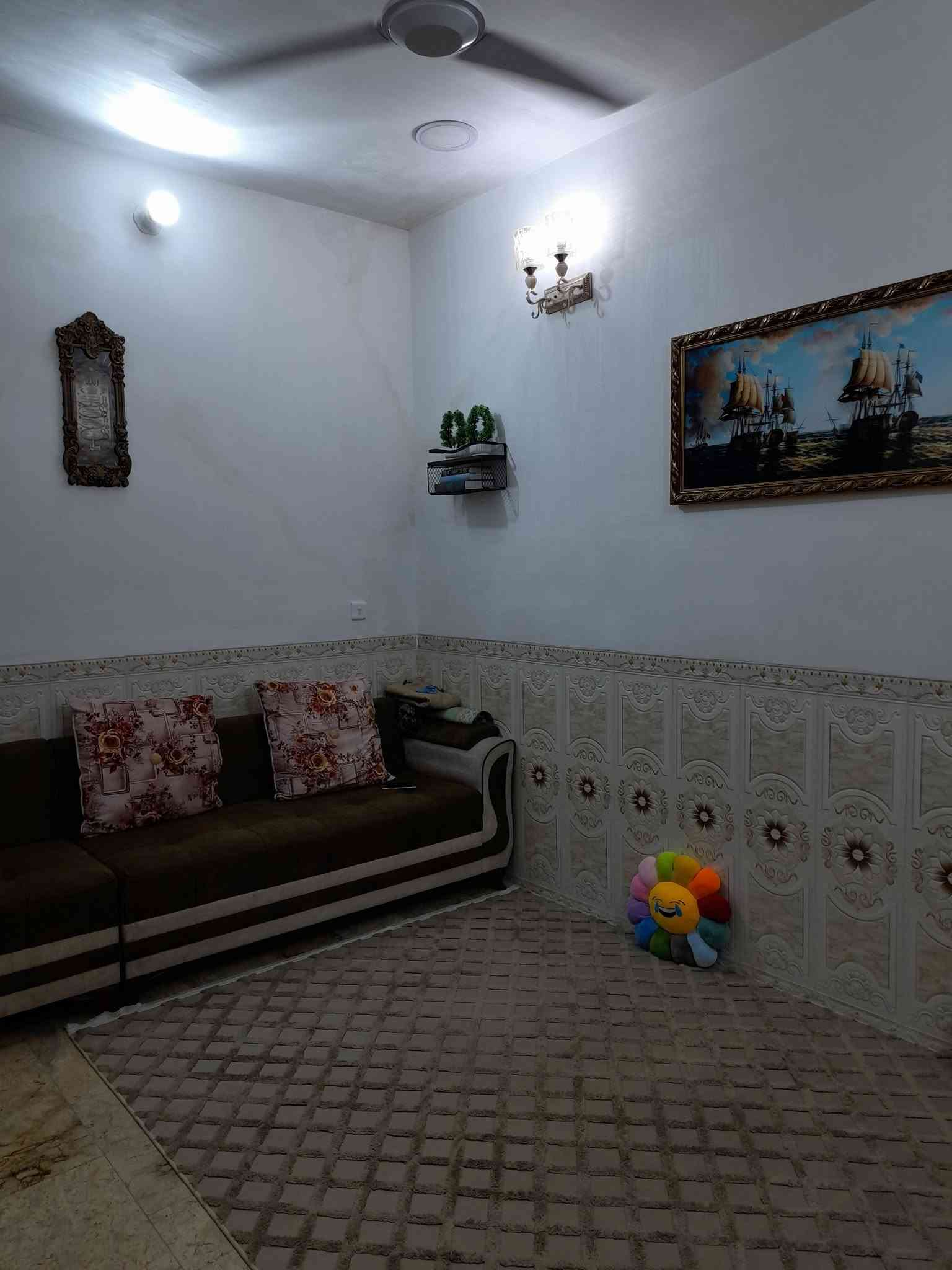 البيع بيت مساحة٧٥ مترة في الحريه الثانية فرع افران الزهراء البيت يحتوي على صالة و حولي وغرفه وصحيات داخليه خارجيه والطابق الثاني غرفه و حمام وصطع البيت طابق ونصف واجهت البيت ٥×١٥ سعر ١٩٠ بي مجال ***********
