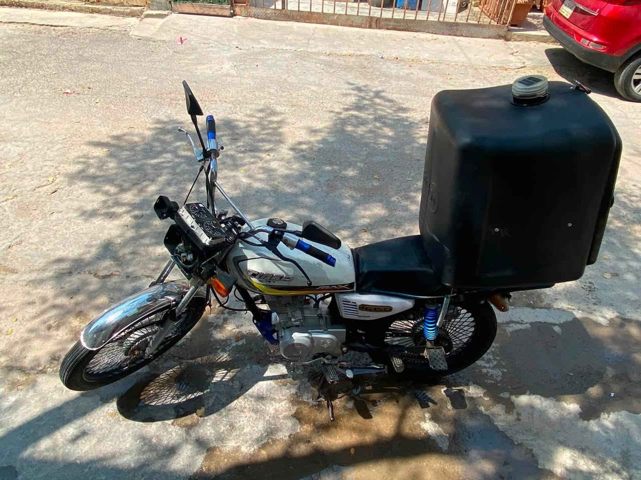 مابيها اوراق
دراجه الي ياخذها مرتاح  لا عطلات لا شي هندر واحد تشتغل اربعه كير 
برغي ممفتوح بيها 
فقط يرادلها ترتيب خارجي كهربائيات ربط فقط 
500 وبيها مجال حك الجيه
***********
