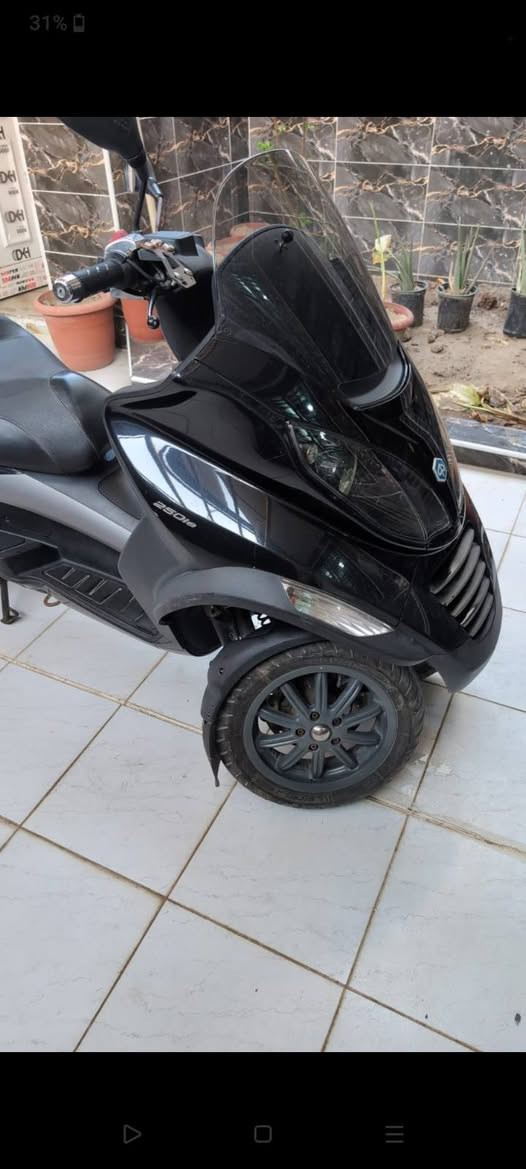 دراجة للبيع  250cc Piaggio Mp3 ماركة عالمية 20 حصان أنجكشن تبريد ماء   المنشاء أيطاليا المديل 2010  الدراجة نظيفة جدا  مال بيت المواد المصنعة متينة جدا وتطول لسنين عدة  أقتصادية بلبانزين كل 3 لتر 100 كم تقريبا ثلاث عجلات ثبات عالي جدا حتى أثناء المطر  ثبات عند التوقف الحر ASR و ABS مانع الأنزلاق تدفئة في قبظات الستيرن عند القيادة شتائا وفي الأماكن الباردة مريح في السفر  يصلح للسفر لمسافان طويلة جدا دسك أمامي مزدوج دسك خلفي جنطة كبيرة تسع لخوذتين  السعر 35 ورقة بيهة مجال للأستفسار هاتف و واتساب ***********
