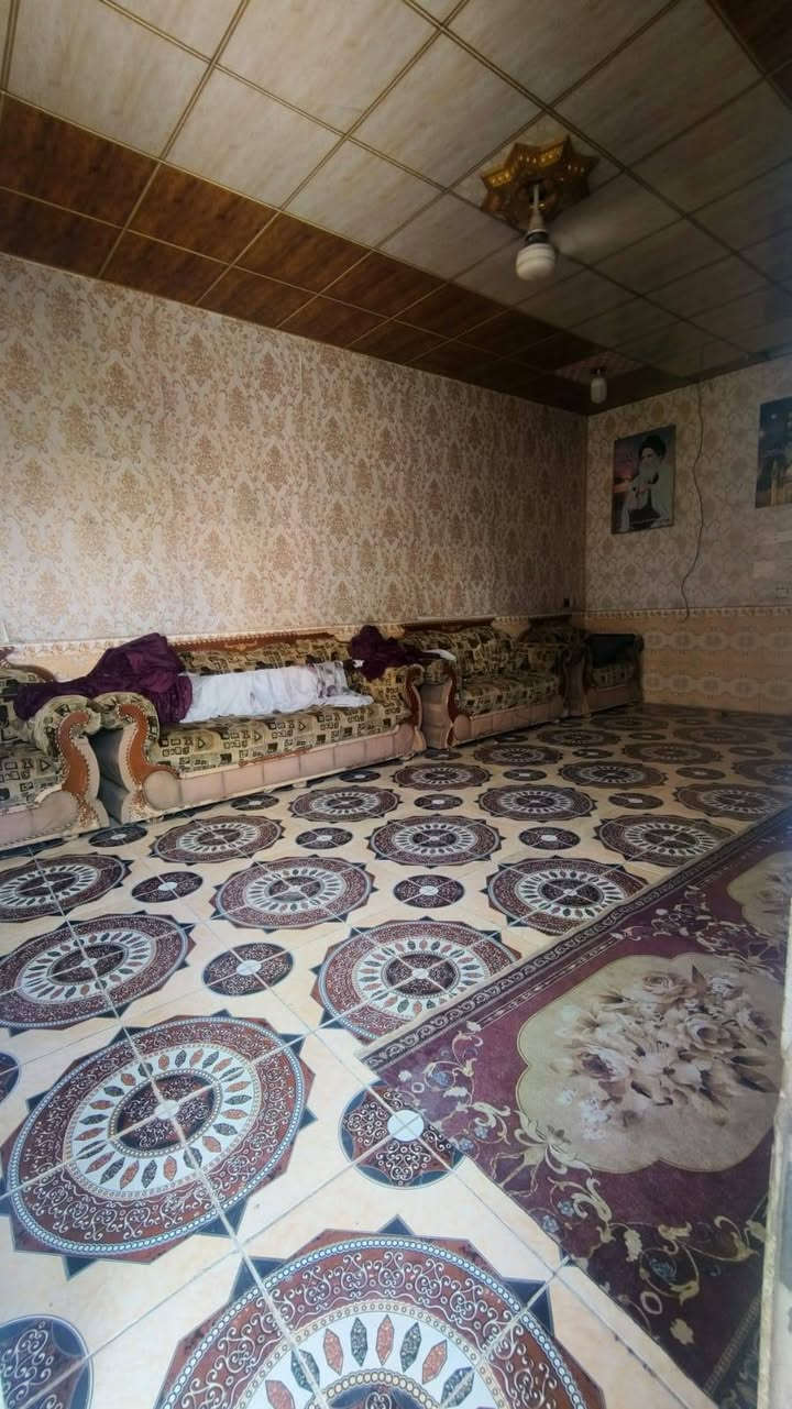 سلام عليكم عدنه بيت بلقبله منطقت الاربعتلاف بلسايدين مال الطب العدلي مقبابيل أول استداره ثاني بيت ع شارع مساحة واسعة 200متر طابقين رايدنه 200قفله الاتصال ع رقم***********
