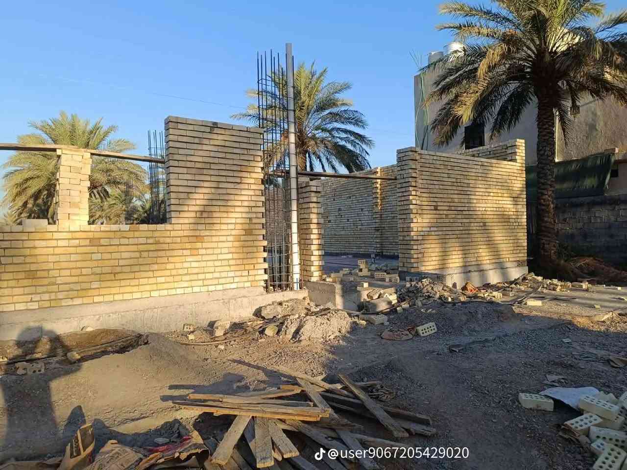 خلفه بناء درجه اوله ناخذه مقطوعه وبليوميه ***********داخل العماره فقط

نص مكتوب في الصور:
- @user9067205429020