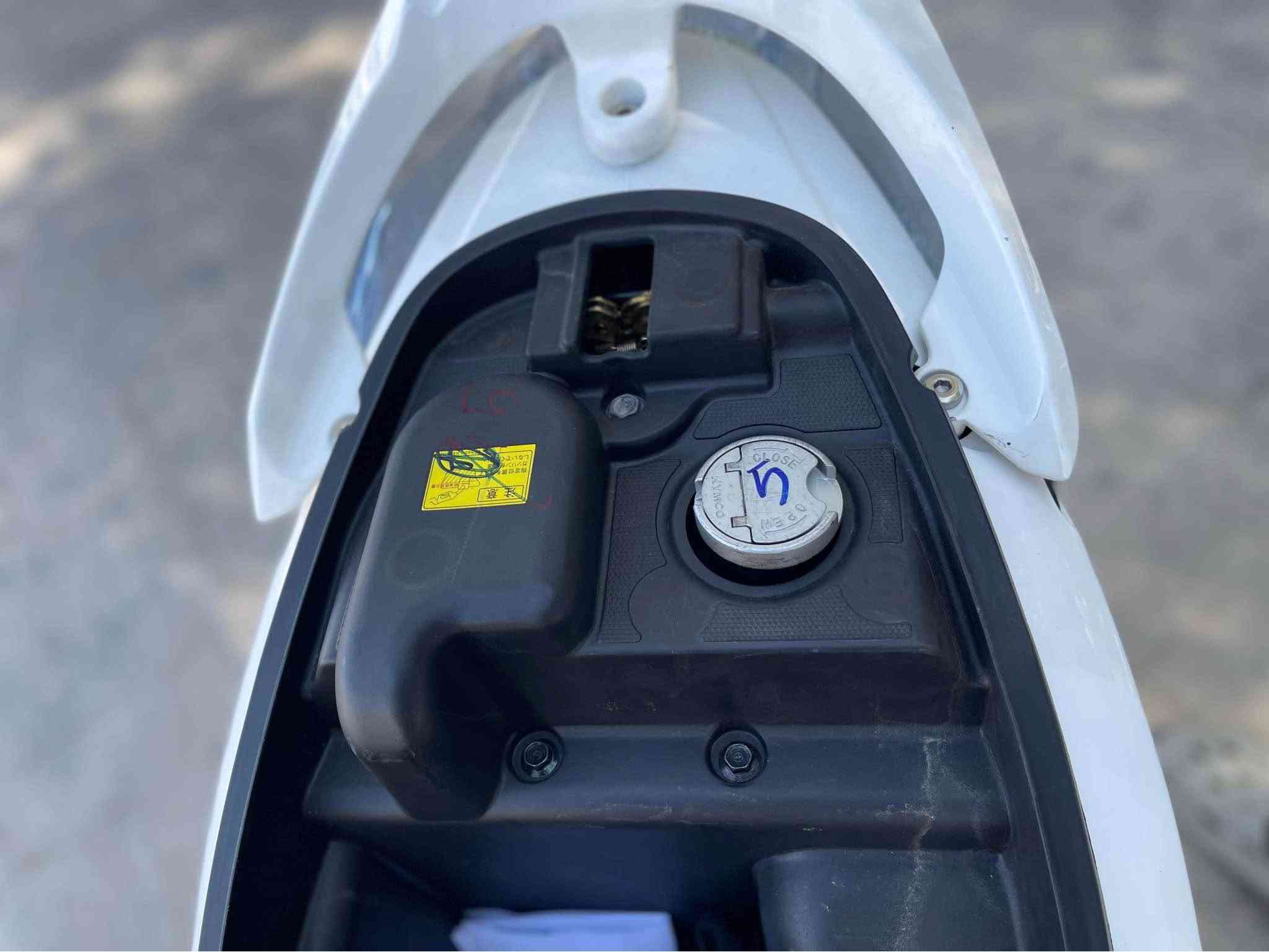 Cymco GP125
كامكو وارد يابان 🎌🇯🇵🀄️ 
مكينه 125cc
عداد 2000 زيرو الفين ماشيه 
مكفوله من الزلغ ولشخط 
نضافه 100‎%‎ 
مكان الدراجه /بغداد الكاظميه 
*********** St Andrew, Surrey
