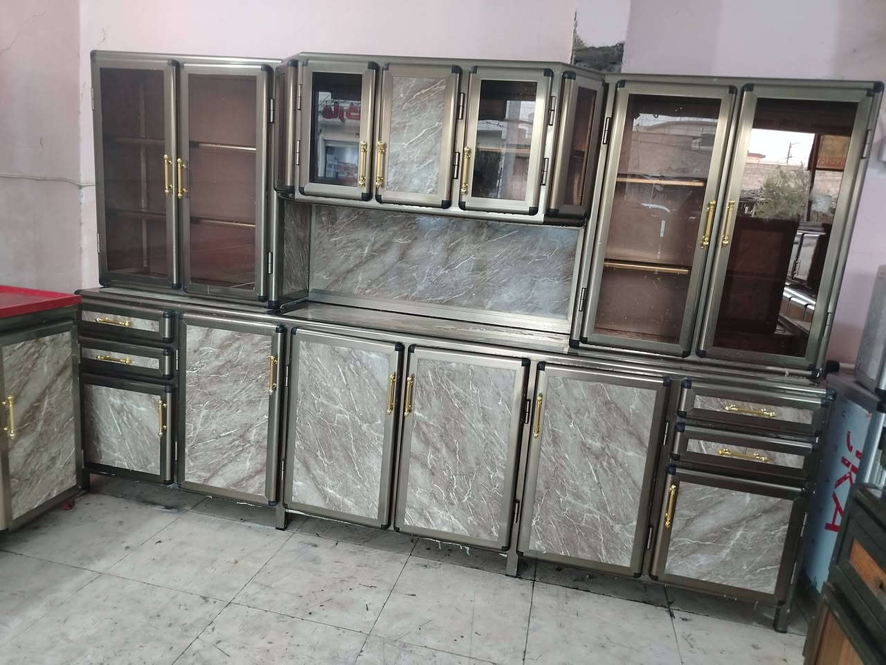 👍للبيع كونتر ابو بوفيه ٣امتار اخ جديد شغل فصال موصل سنك متر ٦٠ سم كرانيت اصلي سعر ٦٥٠ بي مجال يرهم معرضا مع قديم *********** اسيا ***********
