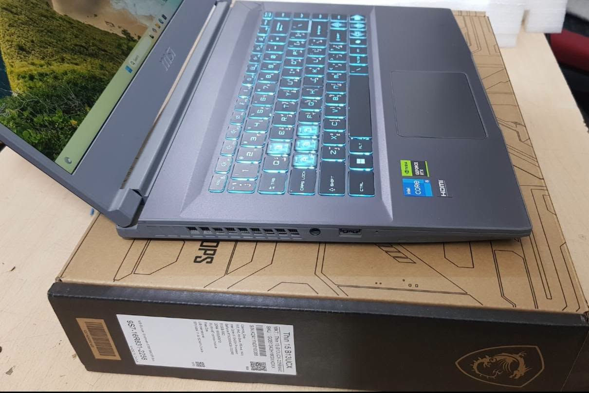 تحية طيبة ... لابتوب MSI  وكالة شرق اوسط مستعمل نظافة 100 بالمية مع الكارتون و الشاحن الاصلي لابتوب كيمنك مخصصة للالعاب او التصاميم من الجيل 13 بمعالج كور اي 5 فئة H اعلى فئة   لابتوب ذو مواصفات عالية جدا رام 16 كيكا وهارد SSD M.2 حجم 512 بكارت شاشة منفصل RTX  2050   بحجم 4 كيكا  وتردد شاشة 144 هيرتز وكيبورد ضوئي

           (((     السعر  950 الف دينار  ثابت  )))   

MSI  THIN 15
cpu : Core  i5  H     الجيل 13           
ram : 16 G 
hard : SSD  M.2  512 
vga : 4G  Nvidia RTX 2050
mon : 15.6 FULL HD 144  Htz ips

كيبورد ضوئي
صوت مسرحي عالي جدا و مجسم
بدون DVD

للأتصال عادي و واتساب  ***********
شارع الصناعة ( 9 - 4 ) نهارا
يوجد خدمة توصيل داخل بغداد 5 الف بنفس اليوم
ولجميع المحافظات 10 الف خلال يوم واحد او يومين
لمشاهدة كافة الموديلات يرجى زيارة الموقع على الفيس بوك ( لابتوب بشير لاين )

نص مكتوب في الصور:
- Device specifications Device name DESKTOP-QFJC77O Processor 13th Gen Intel(R) Core(TM) i5-13420H 2.10 GHz Installed RAM 16.0 GB (15.7 GB usable) Device ID FEE3F165-9A63-4229-BDFC-3A77488A1204 Product ID 00330-80000-00000-AA288 System type 64-bit operating system, x64-based processor Pen and touch No pen or touch input is available for this display
- NVIDIA CONTROL PANEL Version 610.62 NVIDIA GeForce RTX 2050