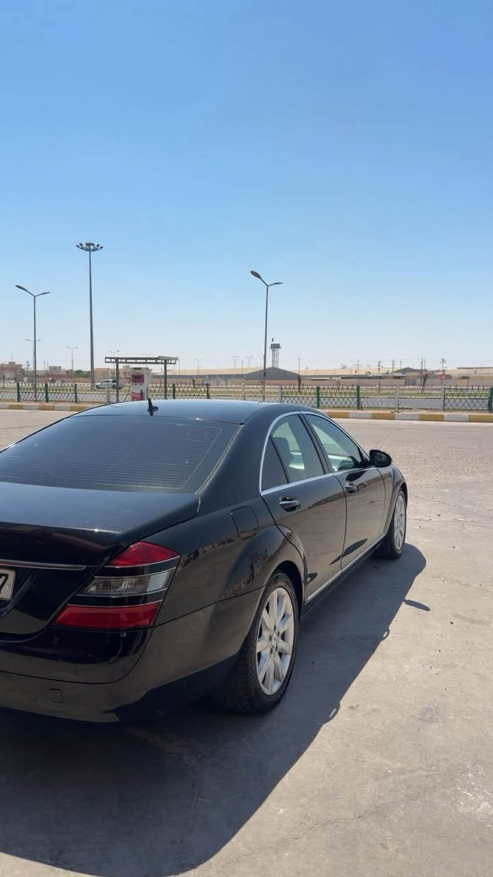 السلام عليكم 
مارسيدس s350 وارد يابان
ماشيه 270 
كفاله عامه من الصبغ والضربه 
السياره جديده وماناقصها شي 
مواصفات s350 معروفه 
السعر 160$ وبيها مجال 
التواصل ***********
