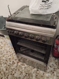 طباخ مصري نضيف كلشي مابي شغال اربع عيوني  وفرن شغال بس الباب مكسوره وج...