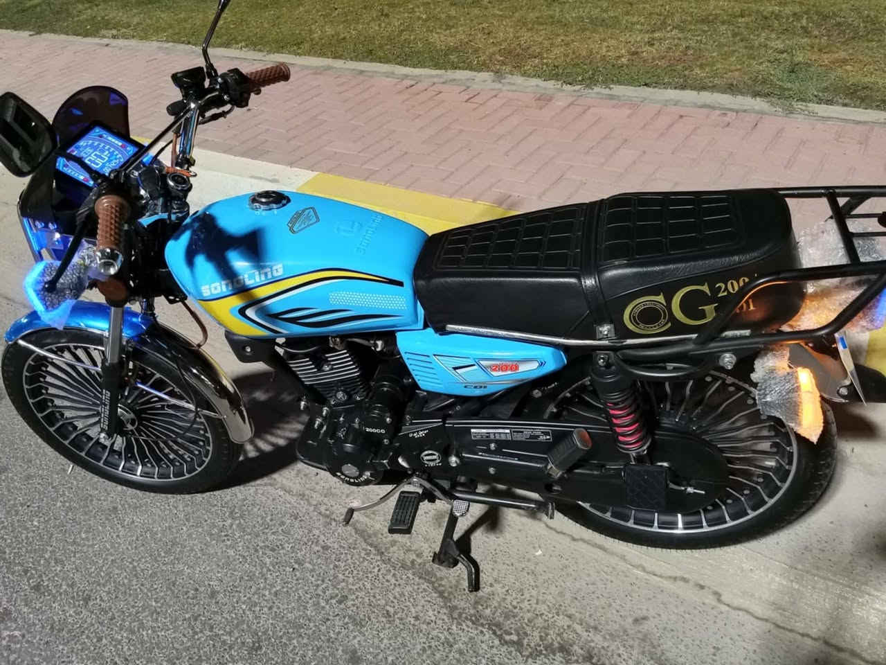 للبيع سونلك موديل 26 محرك 200 جاكوج بيه اوراق دراجه جديده حيل بعده زيروووو سبانه ماممدود عليه سعر مليون و50 العنوان الرمادي الورار الشقق الحجريه رقم الهاتف ***********
