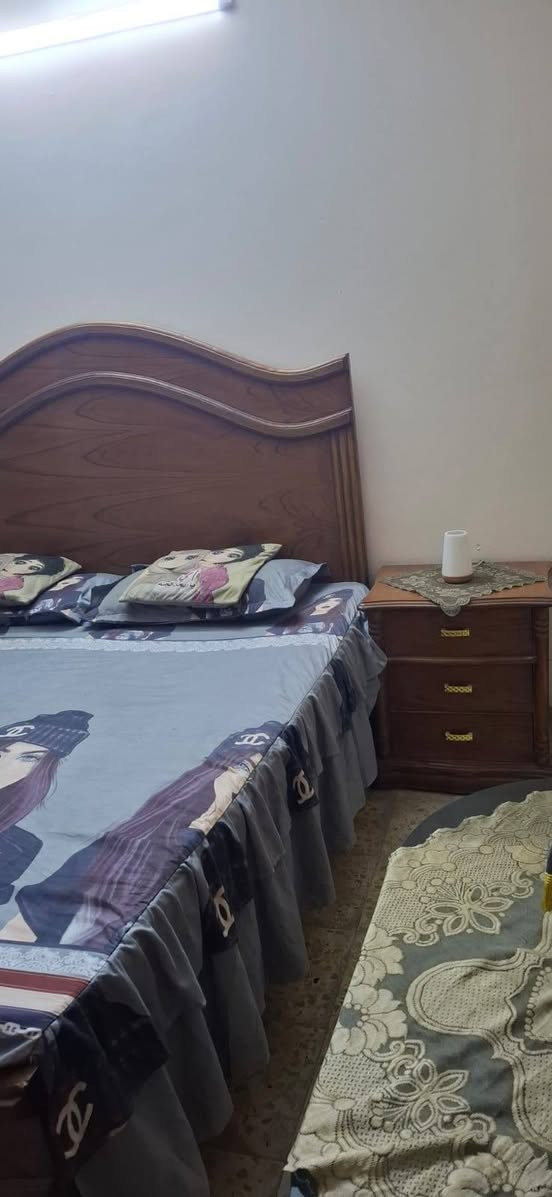 غرفة صاج شغل عراقي زوجي مشتغلها داخل خارج صاج ثكيلة مابيها خدش واحد  بس نقصها كنتور وياها مندر نفرين جديد سعر ٨٥٠ بيها مجال شويه التواصل علخاص او اتصال  ***********
