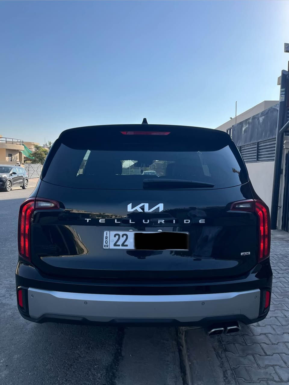 🚗✨ للبيع: كيا تيلورايد 2023 – فئة s –AWD – 

ملاحضة  :- بس مقدمة بونيد تكحيل فقد شبر  صورة سونار موجود مع صورة سيارة بس ايرباك ستيرن رجع  سيستم 
🔹 رقم السيارة: أربيل
🔹 الموقع: اربيل
🔹 الممشى: فقط 50000 كم
📌 مميزات السيارة وتفاصيلها بالكامل:
🔧 المحرك ونظام القيادة:
دفع رباعي 4 Wheel Drive AWD
وارد أمريكا
 مع مواصفات فخمة 
وتقنيات عالية
7️⃣ سبع مقاعد مريحة لعائلة كبيرة
🚘 أنظمة القيادة:
قيادة ثلج ❄️ – ممتازة على الطرق الزلقة
سبورت 🏎️ – أداء قوي واستجابة سريعة
كونفورت 🛋️ – راحة عالية
إيكو 🌱 – استهلاك وقود اقتصادي
سمارت 🤖 – نظام ذكي يضبط السيارة حسب ظروف الطريق
🎛️ التقنيات والترفيه:
شاشة مزدوجة بانورامية 12.3 بوصة + 12.3 بوصة (للإنفوتينمنت + لوحة العدادات)  
نظام صوتي Harman/Kardon بحدود 10 سماعات يوفر جودة صوت ممتازة 🎶 �
Kia Media
نظام تحدث مع الركاب الخلفيين (Driver Talk) لتوصيل الصوت بوضوح  
مقاعد أمامية وخلفية تدفئة 
إضاءة داخلية ملونة على الأبواب والديشبورد 
ستيرن مع تدفئة 🔥
نظام إضاءة غرفة داخلية لجو فاخر 
📦 ميزات إضافية مهمة:
تشغيل عن بعد 
كاميرا خلفية + حساسات ركن 🚗💡
ثبات إلكتروني وأنظمة أمان متقدمة (ABS, ESP, وسائد هوائية)
مثبت سرعة 
📞 للتواصل :- ***********  واتساب موجودة 
سونر سيار مع رقم شاصي مرفق مع صورة
 
سعر سيارة ٢٧٠ بيها مجال أربيل, العراق
