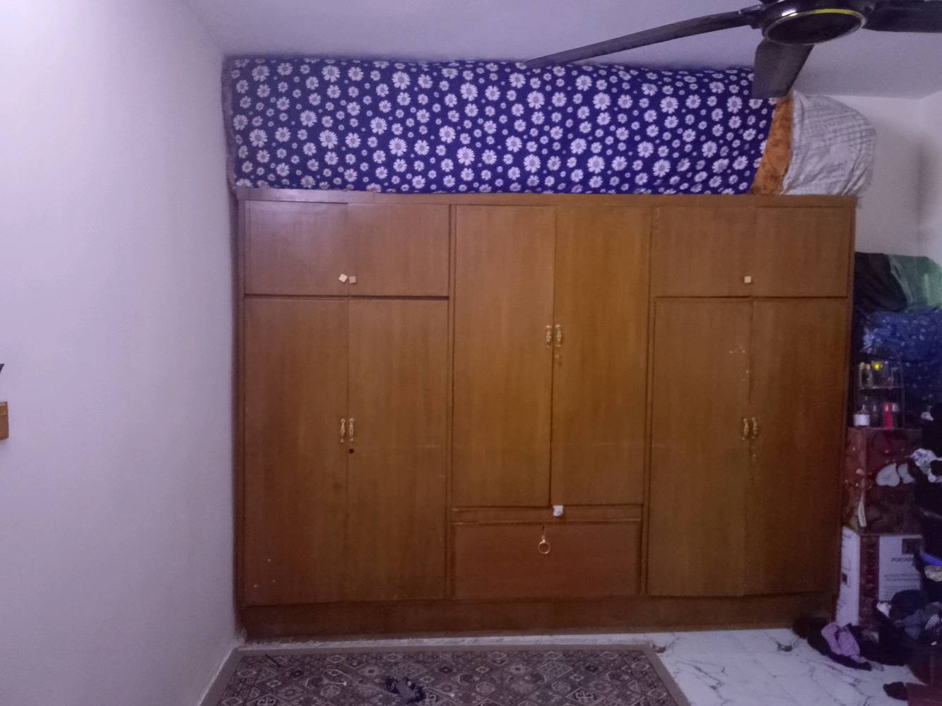 كنتور ست ابواب وملحقات ثنين خشب زين ونضيف وخشبة الزان نضيف ومابي اي ضرر باستثناء اليدات مال باب واكو صبغ شوي بلباب موضح بالكنتور خير من الله وسعرة بعد كلش زين
