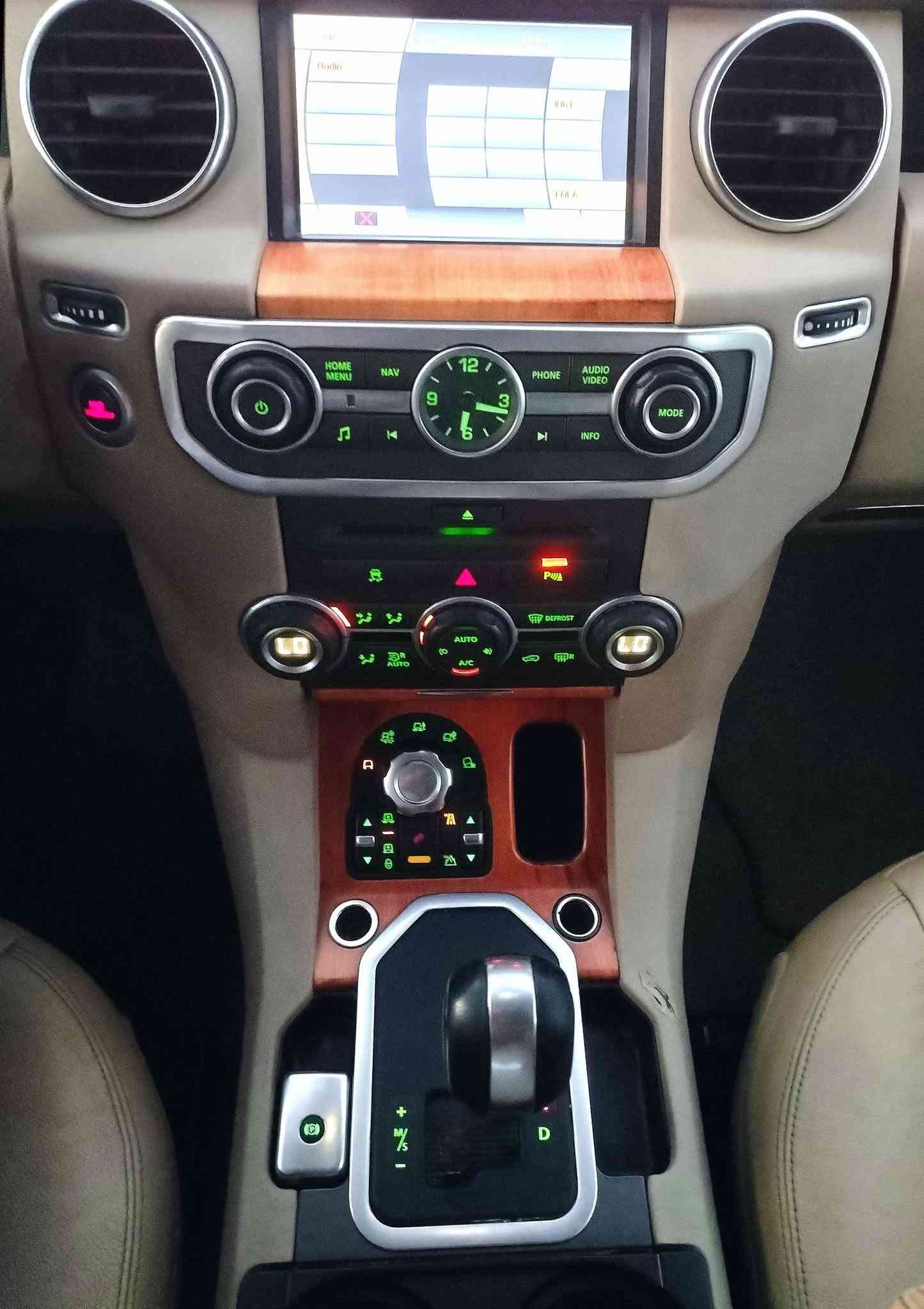 Land Rover Discovery 4 / LR4  2010 HSE
فول مواصفات / كفالة عامة وضع الشركة 
خليجي وكالة سردار / رقم وهزة جديد بإسمي 
_________________
للمعلومات الاتصال او المراسلة *********** واتساب
السعر :148$ قابل للتفاوض 
الماركة: Land Rover
الموديل: Discovery 4 / LR4
سنة الصنع: 2010
الفئة: HSE
نوع السيارة: SUV
عدد المقاعد: 7
نظام الدفع: دفع رباعي دائم 4×4
ناقل الحركة: أوتوماتيك 3 وضعيات 
عدد السرعات : 6 سرعات
نظام التوجيه: هيدروليكي
نظام التعليق: هوائي إلكتروني إمكانية رفع وخفض السيارة 
محرك :8 سلندر / 5.0cc بدون سوبر نظام حقن إلكتروني.
نظام Terrain Response.
وضع القيادة على الأسفلت.
وضع القيادة على الرمال.
وضع القيادة على الطين.
وضع القيادة على الصخور.
نظام التحكم بنزول المنحدرات Hill Descent Control.
نظام التحكم الإلكتروني بالجر.
نظام الثبات الإلكتروني.
نظام ABS مانع انغلاق الفرامل.
مساعد صعود المنحدرات.
نظام تعليق هوائي قابل لتغيير الارتفاع.
مقاعد جلد.
مقاعد أمامية كهربائية.
ذاكرة لمقعد السائق 
مكيف هواء أوتوماتيكي.
تحكم متعدد المناطق بالمكيف. 4 قطع
مثبت سرعة.
ستيرن كهربائي. 
نوافذ كهربائية.
مرايا كهربائية مع لد ترحيب
مرايا قابلة للطي كهربائياً
بصمة تشغيل
فتحة سقف 
سقف بانوراما 
إضاءة داخلية.
شاشة معلومات وترفيه.
نظام ملاحة.
خمسة كاميرات محيطية. 
حساسات اصطفاف محيطية. 
نظام صوت فاخر 17 سماعة. 
راديو.
مشغل CD.
مدخل AUX.
تحكم صوتي من المقود.
شاشة معلومات للسائق. 
مصابيح أمامية زينون. 
مصابيح ضباب زينون. 
إضاءة خلفية LED.
وسائد هوائية أمامية محيطية. 
نظام ABS.
نظام EBD.
نظام التحكم بالثبات الإلكتروني.
نظام مانع الانزلاق.
مثبت سرعة.
