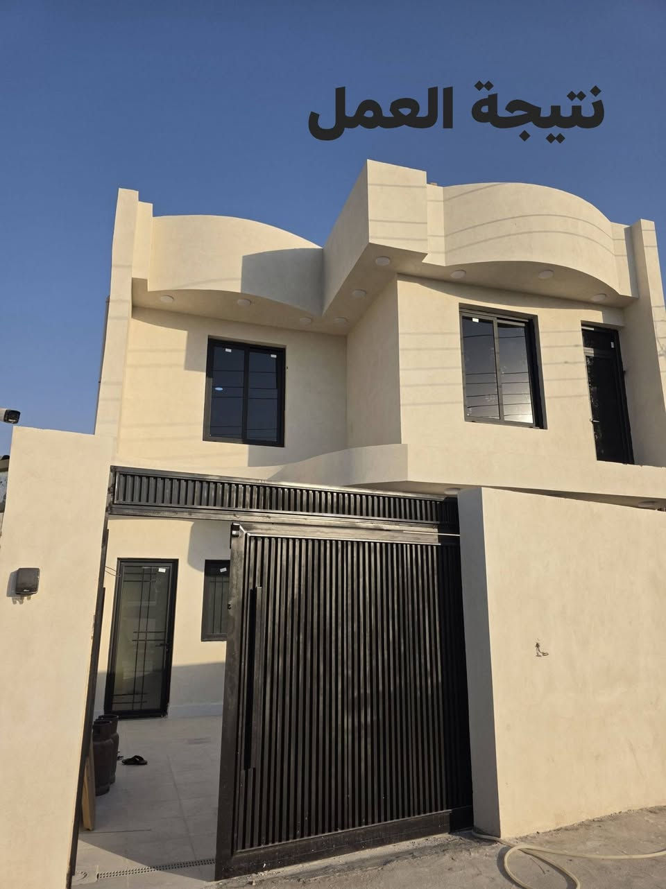 نقدم لكم خدمة استبدال الشبابيك الحديدية بأخرى من الألمنيوم العصري (سلايد 7.5) المزود بالزجاج المسكرت؛ لنضمن لك المظهر الأنيق والعزل التام ضد الحرارة والضوضاء دون قلق من الصدأ والتآكل.  
​ما عليك إلا الاتصال بنا***********، ودع باقي التفاصيل علينا!

نص مكتوب في الصور:
- قبل العمل
- نتيجة العمل