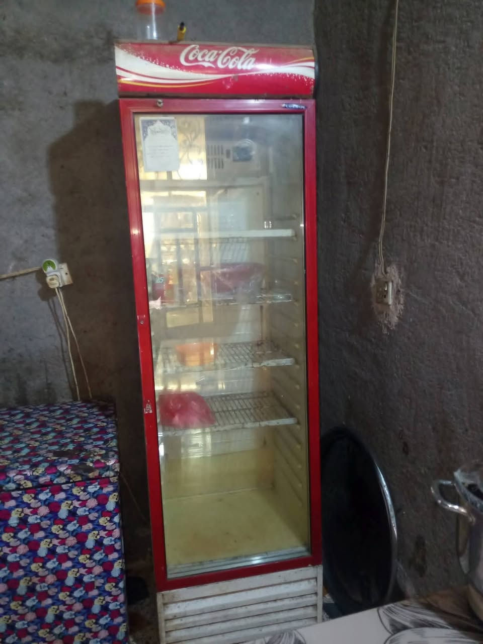 للبيع اغراض صالون 1 كرسي صالون  2. ميز صالون  3 مرايه + اغراض محل براد+عارضة اجباس +رفوف محل. الاتصال. *********** المكان الحمزة الغربي حي الاصدقاء
