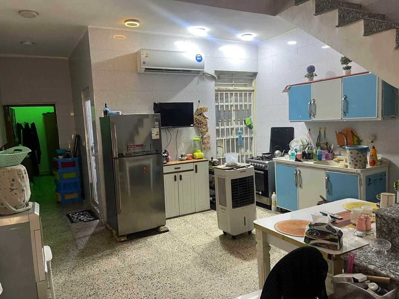 دار للبيع في بدايه منطقه البعيثه  (شارع المطار)  مساحه ٥*٢٠ طابق و نص يحتوي على كراج ومدخلين استقبال و مطبخ  خدمات وغرفه نوم و طابق ٢ يحتوي ع غرفه نوم و بيتونه
ملاحظه/سند ٢٥ اقرار محكمه 
السعر او الاستفسار الاتصال على ***********
