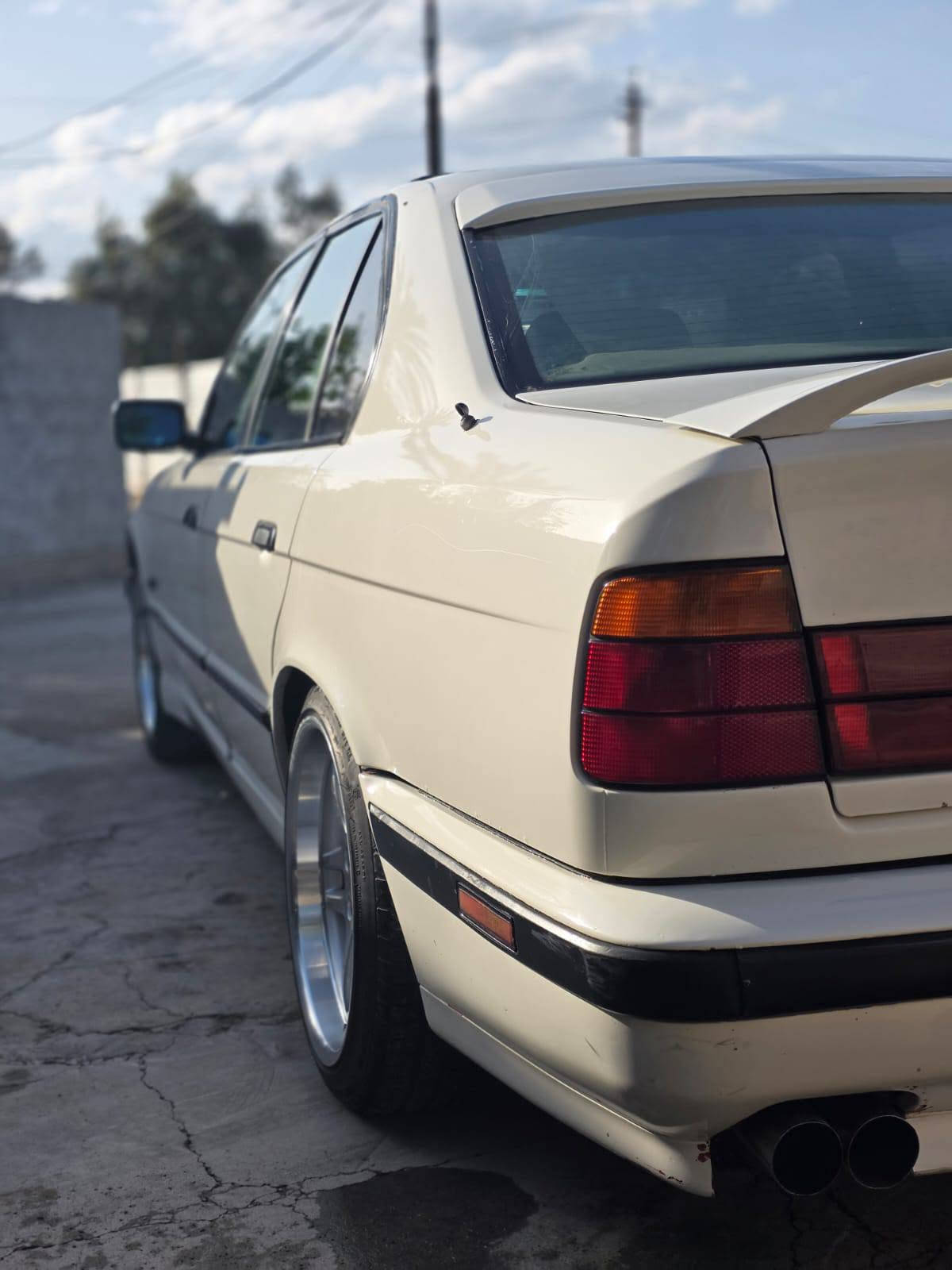 سلام عليكم من رخصه مدير لكروب
BMW540اصل بليته وسنويه 
سياره فلول مواصفات سلايت طكتين غرفه جلد دعاميات mاصل تخم ويل وتاير صلنصه M5 قفل اكسل كير ومكينه مكفولات //جددت لوحات وسنويه قبل 20يوم وبسمي تحويل مباشر  سياره جاهزه  للاستفسار اتصل ***********
