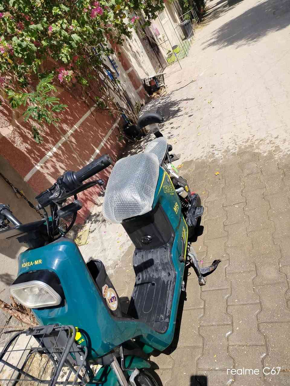 السلام عليكم دراجه شحن r 8 للبيع نسخه الكوريه الدراجه نضيفه بطاريات 5 ونلي الكبار 22 امبير الدراجه اي خلل مابيه كامله تمشي 30 كيلو او اكثر بل شحنه الوحده سرعه 60 حقيقي ملحقات كامله شاحنه صار اسبوع من مشتريه بصمه وسويجين وكارت السعر 425 وبيه مجال  العنوان كربلاء الجاير قرب اسواق برتقاله للاستفسار ***********

نص مكتوب في الصور:
- realme C67