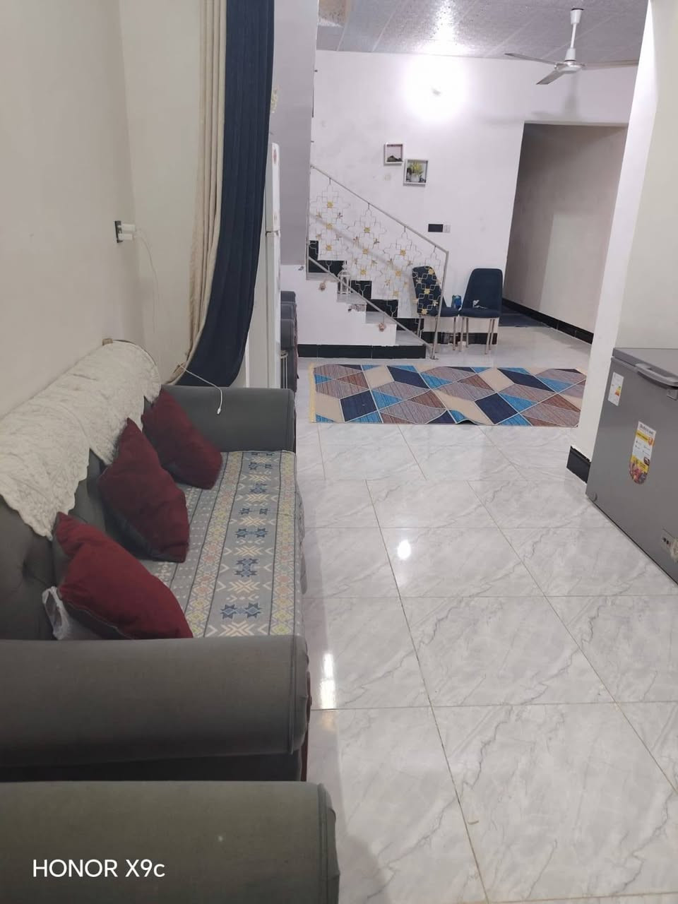 السلام عليكم بيت للبيع مساحه 120 متر في علوه الفحل الفرع مقابل الجملون يتكون من استقبال مفتوح على الصاله مطبخ غرفه بيتونه على كبر الصاله تخاريج عدد 2 بناء طابوق اساس وسقف صب كونكريت شارع 10م تبليط ***********
