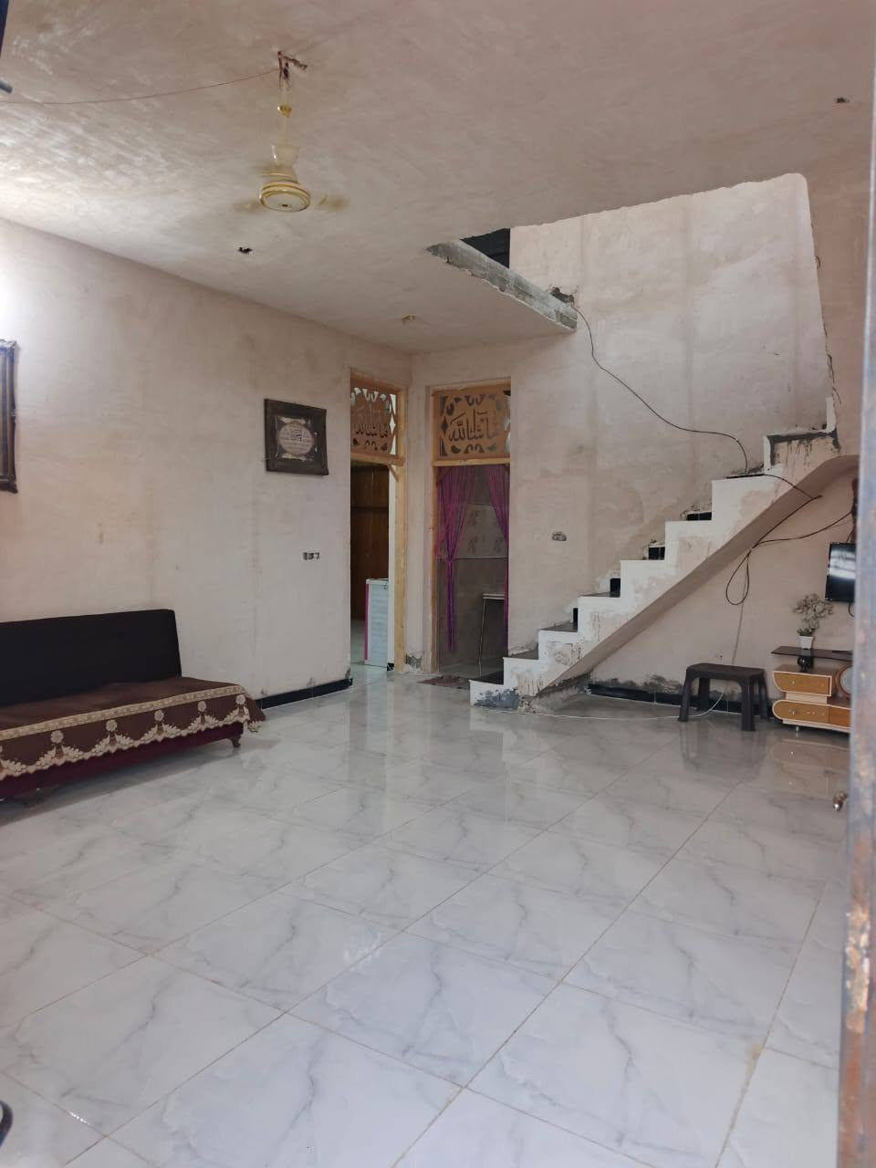 يا الله سلام عليكم يتوفر دار للبيع بناء حديث سعره 145مليون جنس الأرض ملك صرف زراعي حق التصرف مساحة 300متر ثلاث طوابق موقع مميز قرب مخازن بيت عوض الي يحب يتواصل رقم الهاتف *********** المصيب, بابل
