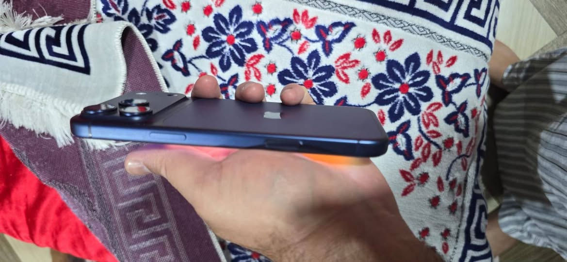 السلام عليكم 
ايفون 17 برو ماكس نستخدم 3 اشهر بطاريه كدامك فول مكفول من الزلغ ذاكره256 موجود بلبصره رايده1750 وبي مجال قليل
***********

نص مكتوب في الصور:
- ١١:٢٩
- حالة البطارية
- عادية
- تعمل بطارية iPhone هذه على النحو المتوقع. حول البطارية والضمان...
- الحد الأقصى للقدرة
- ١٠٠٪
- هذا قياس لقدرة البطارية مقارنة بقدرتها عندما كانت جديدة. قد تتسبب
- القدرة المنخفضة بتقليل ساعات الاستخدام بين عملية الشحن والأخرى.
- عدد الدورات
- ١١٧
- هذا هو عدد مرات استهلاك iPhone لقدرة البطارية. معرفة المزيد...
- تاريخ التصنيع
- ديسمبر ٢٠٢٥
- أول استخدام
- أبريل ٢٠٢٦