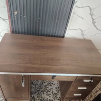 ميز جديد للبيع ولاحميلة رجلين معلينه متريدهن تكدر تفتحهن براغي شي مرتب...