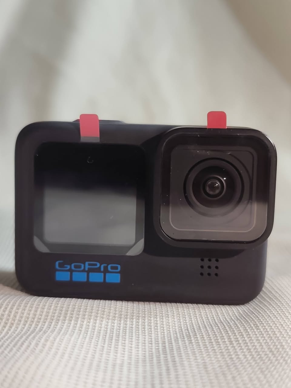 جديدة ممشتغلة بعدها باللزكات واذا بيها شخط تاخذها بلاش
السعر (350 الف)💲💲
للتواصل ***********

🎥 GoPro HERO10 Black
دقة الفيديو: تصل إلى 5.3K
معدل الإطارات: حتى 60fps بدقة 5.3K
4K: حتى 120fps
2.7K: حتى 240fps
الصور: 23MP
التثبيت: HyperSmooth 4.0
الشاشات: شاشة أمامية ملونة + شاشة خلفية لمس
المعالج: GP2
التصوير الليلي: Night Lapse وميزات تصوير منخفض الإضاءة
مقاومة الماء: حتى 10 أمتار بدون غلاف إضافي
التحكم الصوتي: نعم
Wi-Fi وBluetooth: نعم
نقل الملفات: عبر USB-C وتطبيق GoPro Quik
البطارية: Enduro متوافقة، وتوفر أداء أفضل في البرودة مقارنة بالبطارية القياسية
العدسة: قابلة للتبديل، ومتوافقة مع بعض ملحقات GoPro MAX Lens Mod
الأبعاد: تقريبًا 71.8 × 50.8 × 33.6 ملم
الوزن: حوالي 153 غرام
أبرز ميزة: تصوير 5.3K/60fps مع تثبيت HyperSmooth 4.0، وهذا يخليها ممتازة لتصوير قيادة الدراجة والمحتوى الاحترافي.
