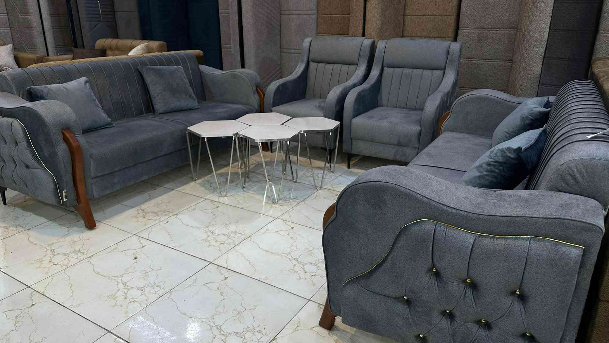 كنبة • للبيع • بدون تفاصيل