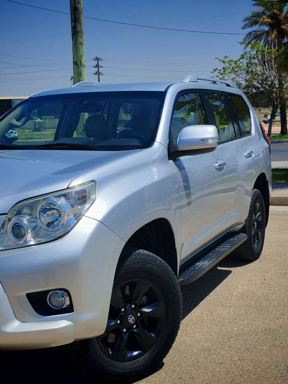 السلام عليكم Land Cruiser Prado 2013 
مواصفات گويتي السيارة جديدة مگفولة بدون صبغ عدا الدعامية الأمامية حداديته جديدة دواخله جديدة تخم تايرات جديد مگينته وگيره بالكارتون السيارة ماشية 105 الاف ثلاجة وسطية زنون امامي حساسات خلفي كامرة خلفية العدة والجك جديدة بالجنطة مامستخدمة مگان السيارة كربلاء المقدسة ب285 وبيه مجال ***********
