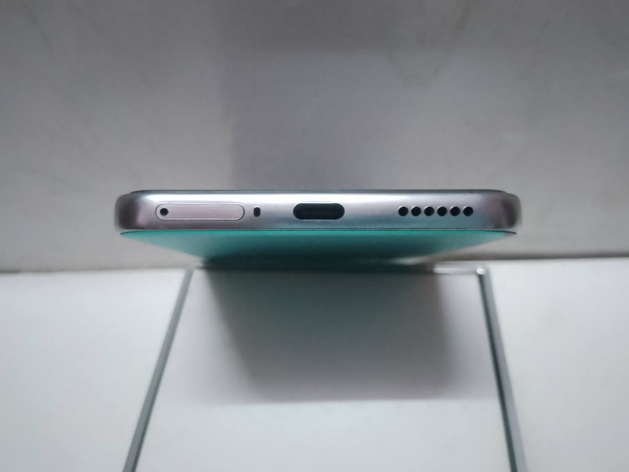 جهاز : TECNO CAMON 40 Premier 5G
‏جهاز جديد صالي ٣ اشهر من اخذته 
‏
‏المعالج : Dimensity 8350 Ultimate معالج كلش قوي ينطيك اب كل الالعاب اعلى اداء + ينطيك ١٢٠ فريم ببجي 
‏
‏بطاريه 🔋5000Mah   صحة البطاريه🔋:99 
‏
‏ الكامرا الخلفيه 📷: 50m+ 50+50 +ois
‏الكامرا الاماميه 📷:50M ois
‏ 
‏معدل تحديث الشاشه📲:  144 هرتز 
‏
‏موبايل نضافته ٩٥ ٪ جديد اب معنى الكلمة 
‏ملحقات كامله ما عدى الشتحنه احتركت 
‏
‏السعر:  ٤٥٠ الف  وبي مجال بسيط حك جيه 
‏للعلم سعر الجديد ٥٨٠ الف 
‏
‏العنوان 📍:  بغداد مدينة الصدر 
‏
‏لتواصل: *********** متواجد واتساب
