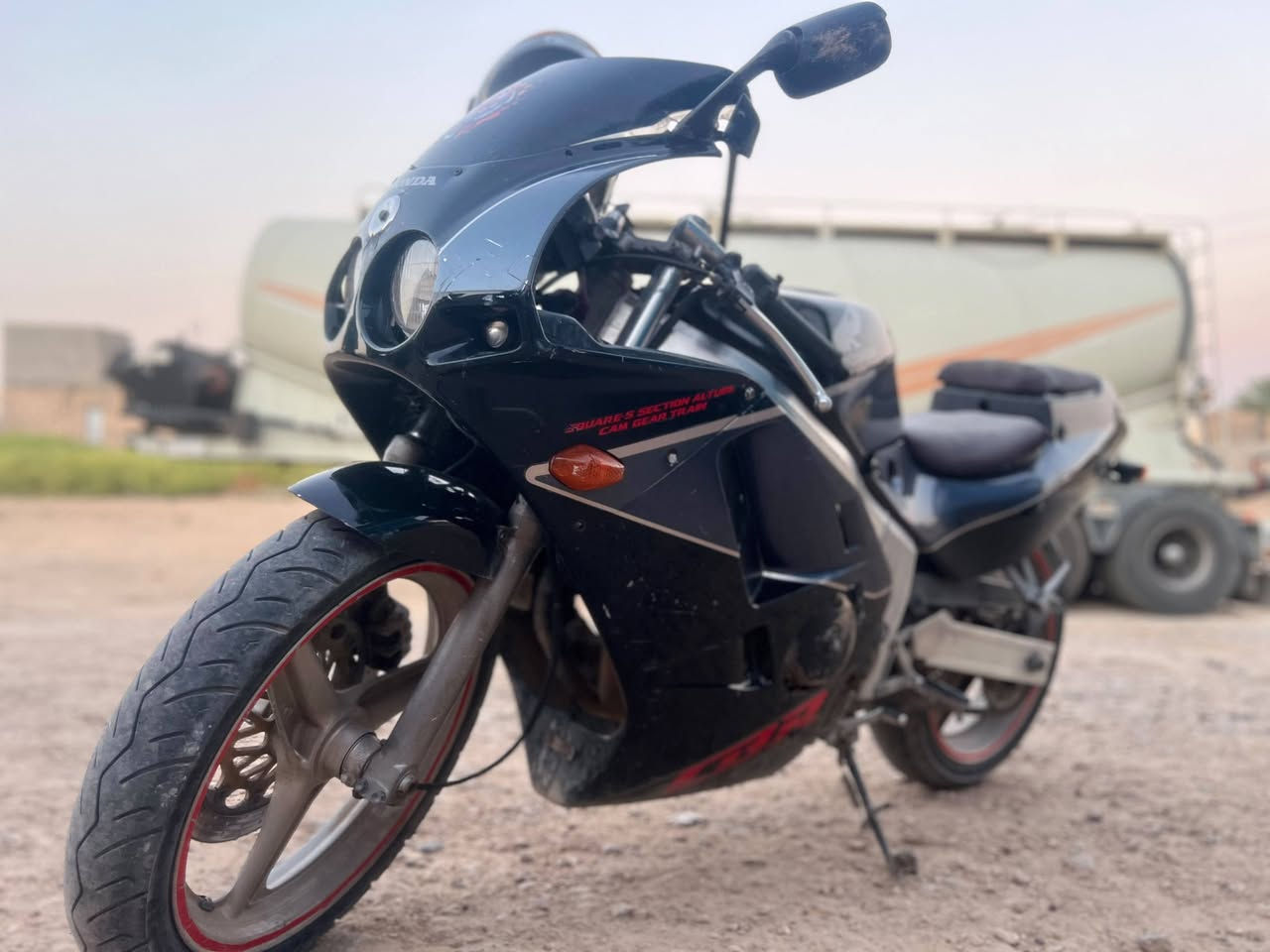 سلام عليكم اخوان دراجه بطحه CBR
بدون اوراق 
كزوز رياضي صوته رعب 
نشاط حلو 
كفراته مثل ما موضحلك بل صوره 
بيه شغل تخربط عل سلولي 
لل تواصل *********** بي واتساب سبب البيع اريد اطلع لبغداد ادمن حبب وافق
