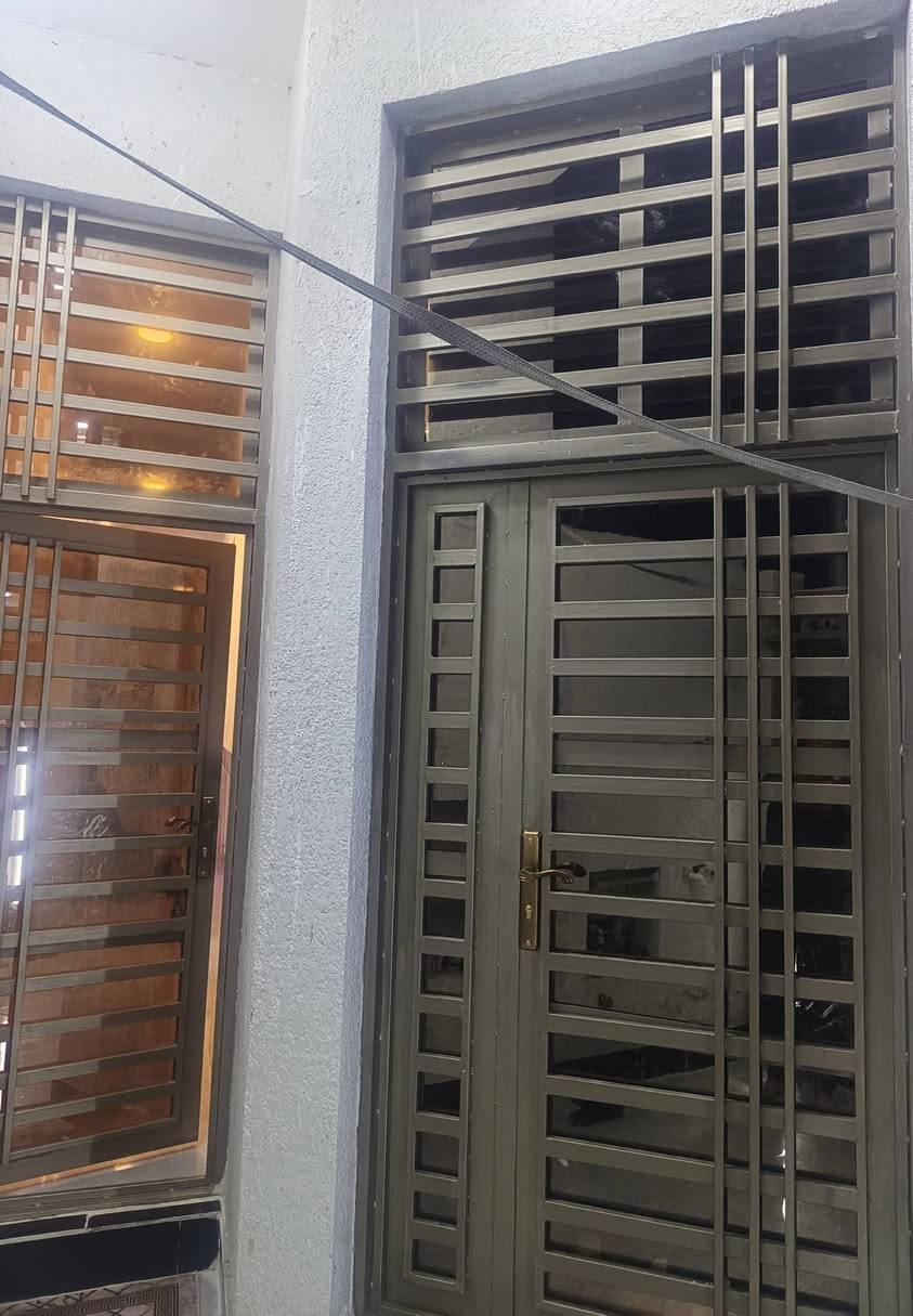 دار للبيع طابقين طابو صرف المساحه 100 م حي الموضفين مقابل حي الصحفيين الامربع الأول بدايه حي الموضفين الاستفسار الاتصال ***********
