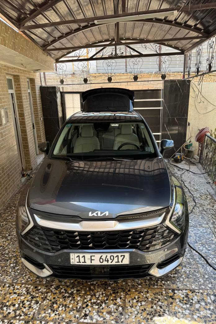 للبيع: كيا سبورتاج 2025 - فئة EX (نص فول)
​الموديل: 2025
​سعة المحرك: 2500 cc (2.5L)
​الممشى (العداد): 23,000 كم
​اللون: نفطي
​حالة البودي: بدون صبغ نهائياً
​حالة الحادث: كلين، حادث بسيط جداً (دعامية فقط)، بدون أضرار داخلية، والأيرباكات سليمة ومكفولة بالكامل.
​أبرز المواصفات والتجهيزات:
​السقف: قمارة حديد (بدون بانوراما)
​نظام الأمان والرادار: رادار أمامي + رادار جانبي (نقاط كوراء)
​نظام الفرامل والتوقف: سايد بريك بصمة (إلكتروني) مع خاصية التوقف التلقائي (Auto Hold)
​المقاعد والراحة: كشنات تدفئة
​مساعدات القيادة: نظام المساعدة على نزول المنحدرات (DBC)
​التكنولوجيا والترفيه: بصمة تشغيل ودخول ذكي، تشغيل عن بعد، شاشة لمس، كاميرا خلفية مع حساسات ركن
​التحكم والإضاءة: تحكم ستيرن كامل، مثبت سرعة، وضعيات قيادة متعددة، إضاءة LED
​السعر المطلوب: 205 ورقة ($20,500)
​المكان: بغداد - جكوك
​للتواصل والاستفسار: *********** بغداد, العراق
