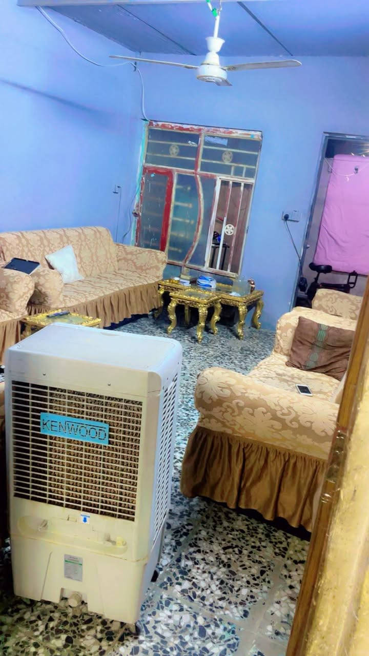 السلام عليكم بيت تجاوز  للبيع في الشعب حي البساتين حي الصدرين مقابيل محكمة الشعب خلف جامع المرتضى 
قرب اسواق الصدرين 
المساحة 75 متر 
يتكون من هول وغرفة وصالة بيها مطبخ وحمام وطرمة وتواليت خارجي 
السقف ساندويش 
الارضية كاشي 
كامل مي ابي جديد  
مجاري مربوطة علرئيسي 
تانكي وسخان وتاسيس كامل 
سحب مولد وانترنيت وخط كهرباء سبلت 
كامل الخدمات متوفرة  والشارع مقرنص قريب علبيوت الملك 
الجاد بلشراء يتفضل خاص 
السعر ٣٥ وبي مجال
