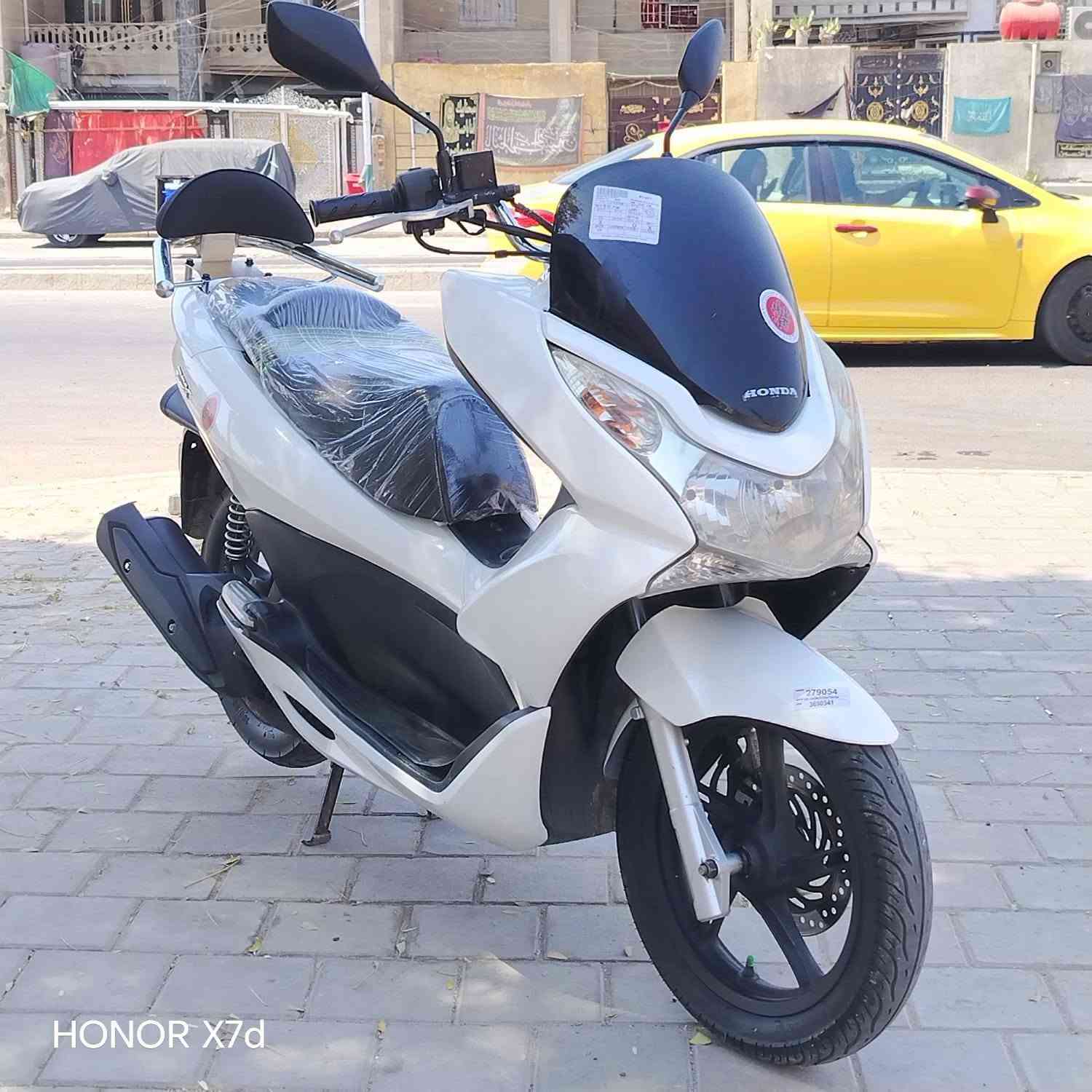سلام عليكم.... دراجة للبيع بي سي اكس جيل الاول  سكليتر خطين  استان حساس ازدحام  بلاديه كلة شغال   كهربائيات اشاير لايت كلة شغال تخم تايرات جدد دهن جديد جيب فيتر وفحص عنوان بغداد مدينة الصدر مقابل مطعم ليمونه للإستفار )***********
