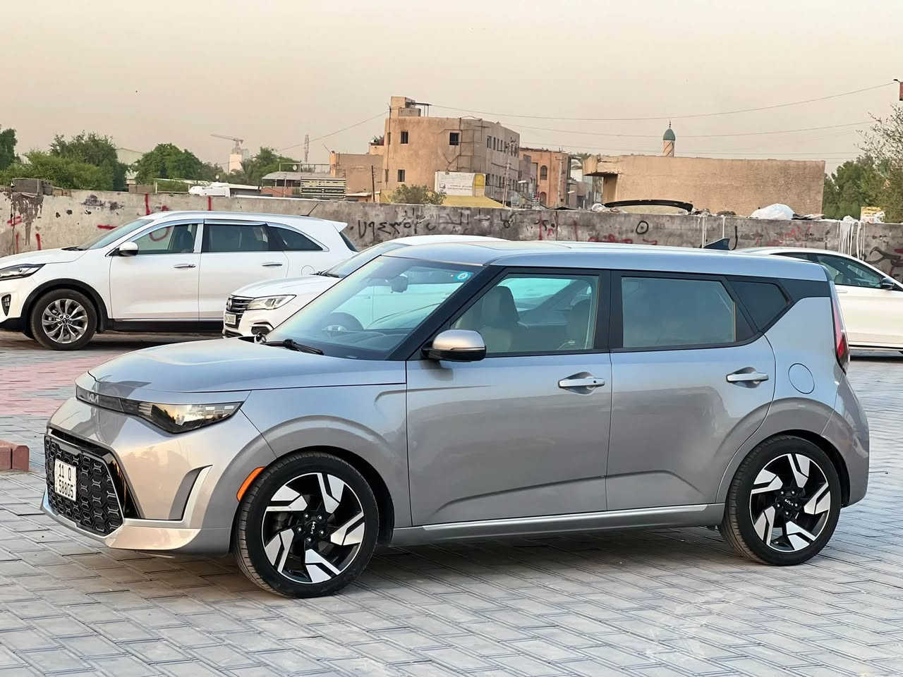 يالله
سيارة كيا سول (Kia Soul) موديل 2023 فئة GT-Line:
1. المحرك والأداء
 المحرك: 4 أسطوانات (I4) تنفس طبيعي بسعة 2.0 ليتر (\bm{2.0\text{L}}).
 القوة الصافية: 147 حصان عند 6,200 دورة/دقيقة.
 عزم الدوران: 132 رطل-قدم (179 نيوتن.متر) عند 4,500 دورة/دقيقة.
 ناقل الحركة: أوتوماتيكي متغيّر باستمرار ذكي (IVT / CVT).
 نظام الدفع: أمامي (FWD).
2. التصميم الخارجي والقطع الخاصة بـ GT-Line
 المقدمة والشبك: شبك أمامي رياضي كبير بلون أسود مع لمسات كروم رياضية وشعار كيا الجديد.
 العجلات (الجنوط): ألمنيوم رياضية قياس 18 بوصة بتصميم محدد لفئة GT-Line.
 المصدات: صدامات أمامي وخلفي بتصميم رياضي مع مخرج عادم خلفي كروم في الوسط.
 الإضاءة: مصابيح أمامية وخلفية بتصميم حديث مع إضاءة نهارية LED.
3. المقصورة والتكنولوجيا
 الشاشة الترفيهية: شاشة لمس مقاس 10.25 بوصة تدعم Apple CarPlay و Android Auto ونظام ملاحة.
 عجلة القيادة: عجلة قيادة رياضية بقاع مسطح (D-Cut) مكسوة بالجلد مع شعار GT-Line وتطريزات مميزة.
 المقاعد: مزيج بين الجلد والمقماش الرياضي مع تطريزات متباينة.
 النظام الصوتي: نظام صوتي ممتاز (متوفر بتجهيزات Harman Kardon في بعض الفئات العالية).
 الميزات: شاحن لاسلكي للهواتف، فتحة سقف كهربائية، ونظام تكييف أوتوماتيكي مزدوج المناطق.
4. أنظمة الأمان والمساعدة
 نظام التحذير من التصادم الأمامي مع فرملة الطوارئ الذاتية (FCA).
 نظام الحفاظ على المسار والتنبيه عند الخروج منه (LKA / LFA).
 نظام مراقبة النقاط الكوراء (BCA) والتحذير من حركة المرور الخلفية (RCCA).
 مثبت سرعة ذكي متكيف.
 كاميرا خلفية مع حساسات ركن.
السعر 145$ مجال بسيط
مكاني بغداد شارع الربيع
