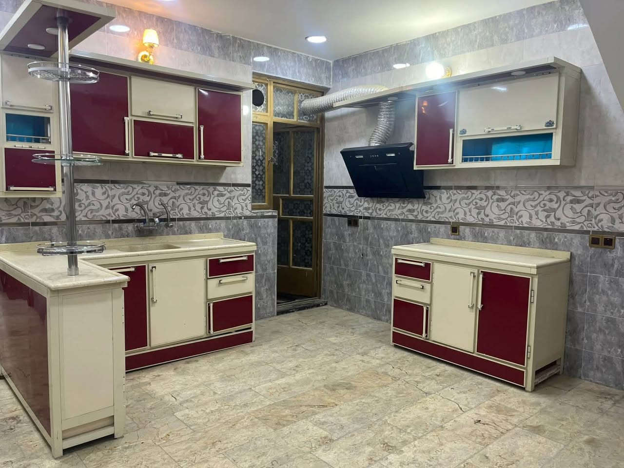 كاونتر جديد ونضيف حطاطه سويته مو سوكي  سله ماعين داخليه بي وداخله كلش كبير ابيعه هوه والساحبه  مكاني. بغداد للاستفسار على هذا الرقم  ***********
