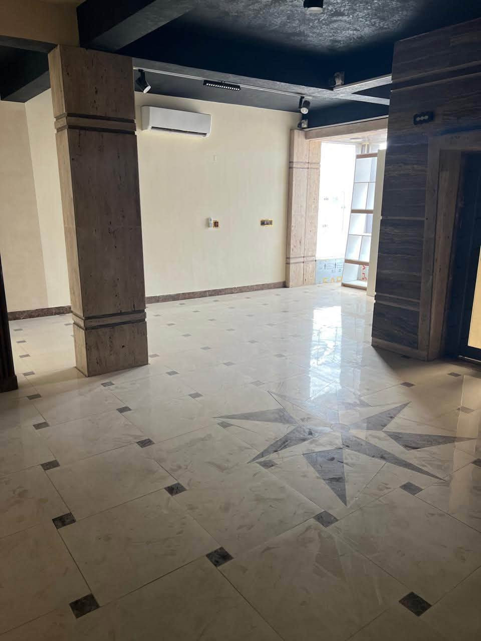 📢 بناية 4 طوابق للايجار - مجمع تجاري متكامل 📢
حسين للعقارات - ***********

مواصفات البناية:
 •  المساحة: 100م² - الواجهة: 10 متر
 •  الطوابق: 4 طوابق + سطح + تشجير خارجي 200م²
 •  الموقع: حي دجلة الطابو "گرارة" - نزلة مجسر الرابط بين اسيا ودجلة

المميزات اللي تبيع البناية:
 1.   واجهة استثمارية: نافورة ضوئية كبيرة + حديقة + ارضية مقرنص + انارة عواميد ليزرية  
    الخارجي يصلح مأكولات ومرطبات وكافتريا
 2.   داخل البناية فندقي: 
  ○  مصعد بانوراما
  ○  ابواب كهربائية "كبنكات"
  ○  شاشة عرض كبيرة + كرة ضوئية + ديكور هلالين
  ○  سبالت گري انفيرتر كل الطوابق
  ○  ارضيات مرمر نقش + صبغ جوتن + ديكور سقوف
  ○  منظومة كامرات + مطافئ حريق
 3.   جاهزة 100% للتشغيل:
  ○  طابق كامل مصمم ملابس وكوزمتك - رفوف + مدرجات + تغليف خشب جاهز
  ○  رفوف كرزات + حاويات بقوليات خشب مطعم بالزجاج
  ○  صحيات + مخزن بكل طابق + مطبخ + منام عمال بالسطح
  ○  الطوابق مفتوحة تصلح: مجمع تجاري، مول، مطعم، عيادات

تصلح لـ:
مجمع تجاري متكامل / مول / مطعم ومقاهي / بناية طبية / معارض / شركات

الاستلام: فوري  
للجادين فقط - المعاينة متاحة يومياً  
حسين للعقارات - ***********
