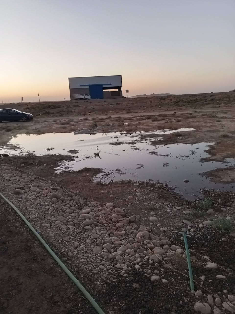 السلام عليكم قطعه ارض للبيع الأرض ركن واصلها ماء كهرباء شارع تبليط من جدمها المساحه 350 عنوان الأرض وره السيطره مال السجه ***********
