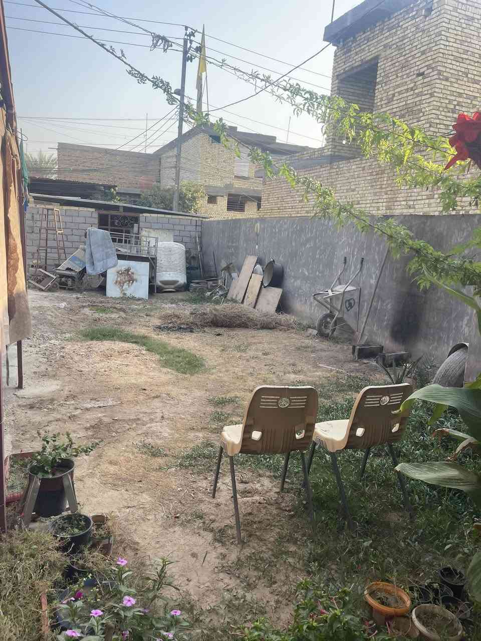 يااللله بيت للبيع المساحه 430متر زراعي سند 25يحتوي ع غرفه وصاله وستقبال ومطبخ البناء بلوك  العنوان طويريج بدايه الرشيده شارع البو حساني لاتصال ع الرقم ***********
