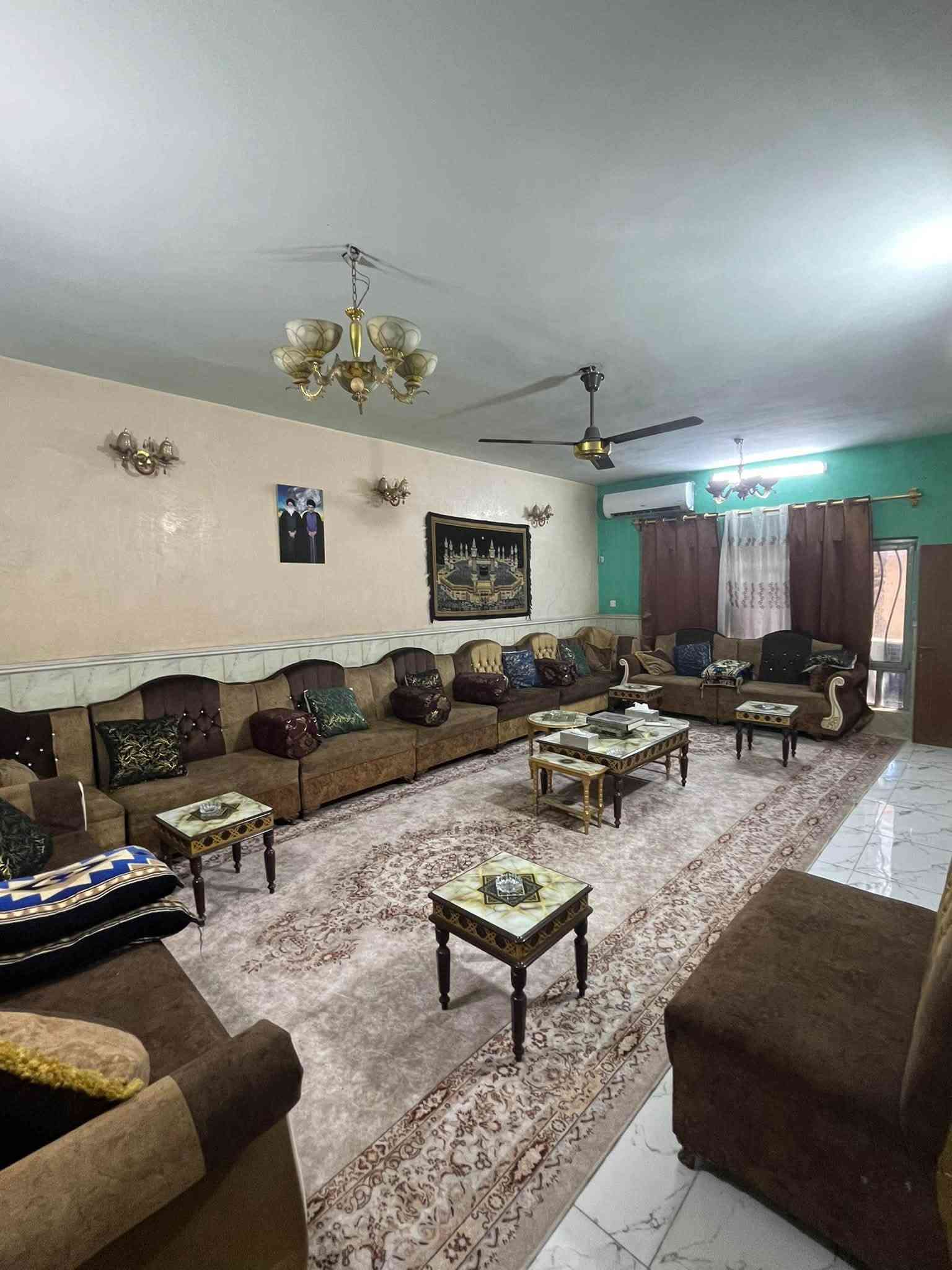 السلام عليكم /بيع مستعجل
دار للبيع 🏠 
الموقع📍 بغداد/حي النصر 
مساحة الدار 260م 
واجهه 13 والنزال 20
يحتوي على 5غرف نوم 
واستقبال وصالة ومطبخ 
مساحة الاستقبال 7x5
البيت طابقين جاهز من كلشي 
شارع تبليط /مجاري /كهرباء 
يحتوي على كراج يتسع ل٣سيارات 
لمعرفة السعر الاتصال على الرقم 
***********
