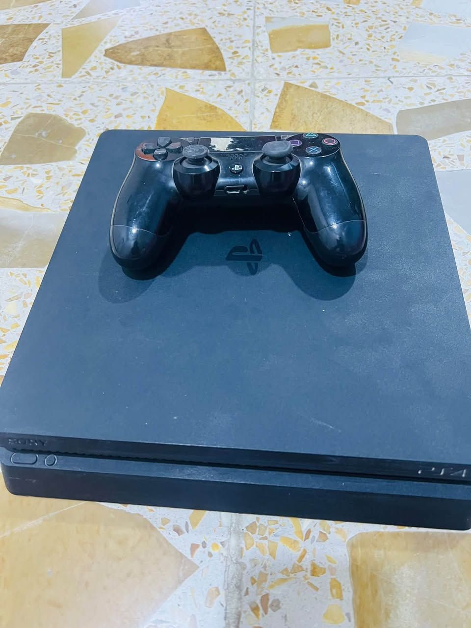 PS4
بلي ستيشن فور سلم اوربي مختم بل كامل ختومات سوني الجيل الاول مساحته 500كيكا بلي نضيف مثل ما تشوفونه ويا اليده الاصليه مال الشركه ويا حساب كامل مجهز يعني عليك بي تلعب 
السعر 320 الف وبي مجال 
الرقم الاتصال ***********
واتساب ***********
