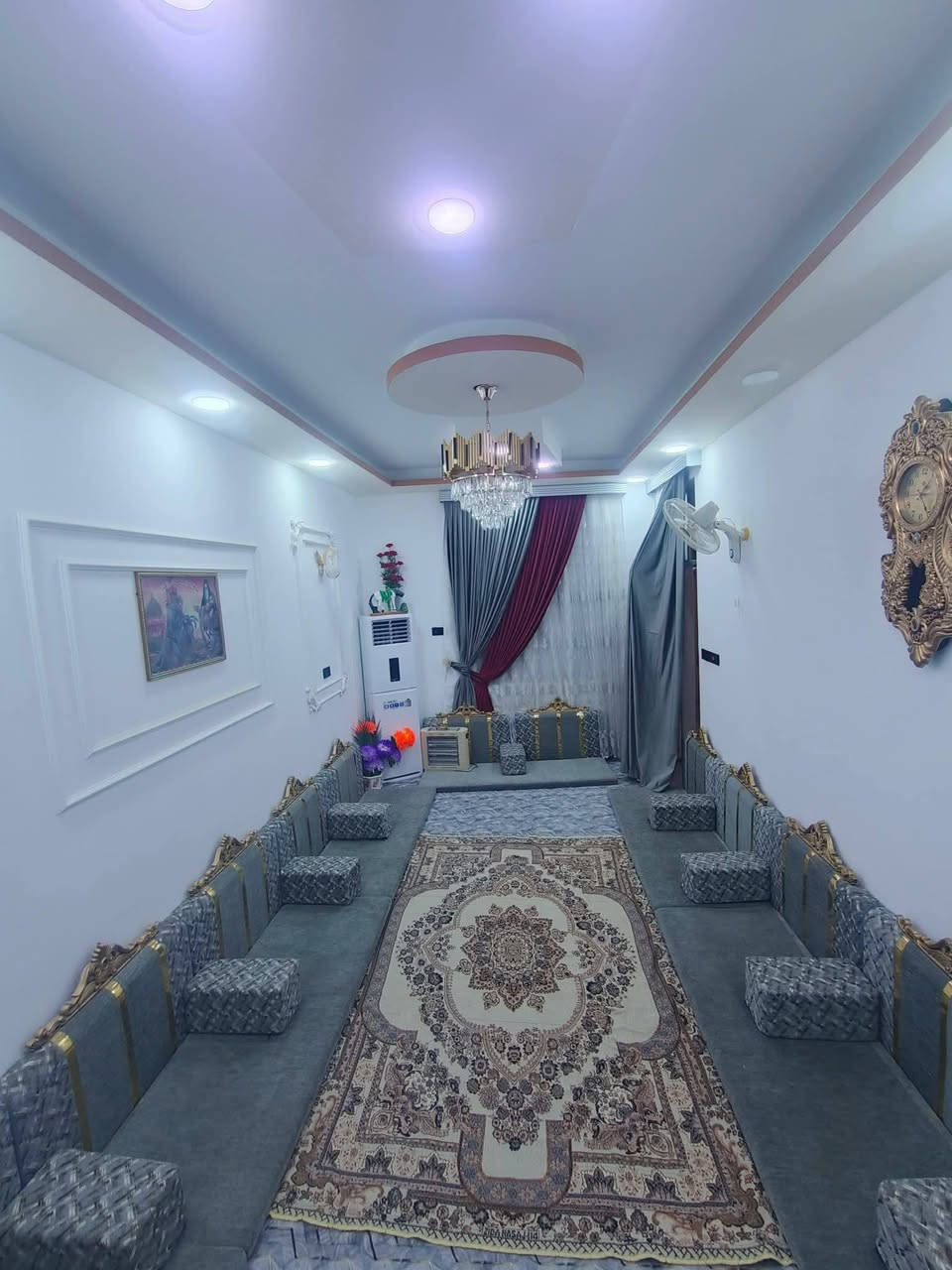 يالله اسلام عليكم بيت للبيع النجف الاشرف سايدين الصب عمود 314 مقابيل ملحق قريه الغدير طابو زراعي سند 25 البيت مساحته 150م يتكون من صاله وستقبال وطرمه وغرفتين جوه وصحيات داخليه وخارجيه البيت نضيف كلش وبناء حديث مصار هواي من شتريته منطقه هادئه وناسهه مرتبه السطح مزفت ومدكوك شتايكر المناور مصقفه بيت جاهز من كلشي خدمات ماء كهرباء تبليط الباب البيت  هاي تفاصيل كلهه السعر خاص  ولي عنده سوال يتصل او يتفصل خاص ***********
