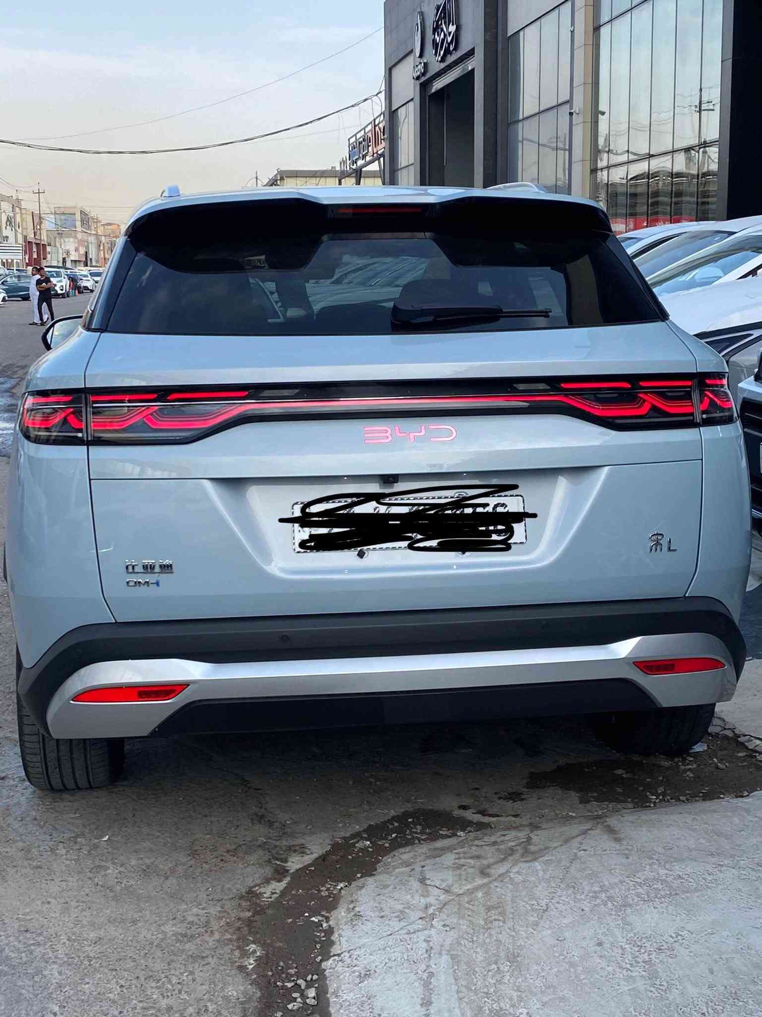 🚙 BYD Song L DM-i 2025_الفول مواصفات 

المحرك والنظام
 • بنزين 1.5 لتر، 4 سلندر
 • قوة البنزين: 101 حصان
 • عزم البنزين: 126 نيوتن.م
 • محرك كهربائي أمامي: 218 حصان / 160 kW
 • عزم الكهربائي: 260 نيوتن.م
 • النظام: DM-i Plug-in Hybrid
 • القير: E-CVT
 • الدفع: أمامي FWD
 • 0–100 كم/س: 7.7 ثانية
 • السرعة القصوى: 180 كم/س 

🔋 البطارية
 • Blade LFP
 • السعة: 12.9 kWh
 • المدى الكهربائي: 75 كم CLTC
 • الشحن السريع DC: غير موجود في الفئة العادية
 • الشحن AC: حوالي 3.9 ساعات
 • خزان الوقود: 60 لتر 

📏 الأبعاد
 • الطول: 4780 مم
 • العرض: 1898 مم
 • الارتفاع: 1670 مم
 • قاعدة العجلات: 2782 مم
 • 5 أبواب / 5 مقاعد
 • سعة الصندوق: 459 لتر، وتصل إلى 1550 لتر مع طي المقاعد. 

🛡️ الأمان

في الفئة العادية 75KM:
 • 6 وسائد هوائية تقريباً
 • ABS وEBD
 • ESP
 • Auto Hold
 • مساعد صعود المرتفعات
 • مراقبة ضغط الإطارات
 • كاميرا خلفية
 • حساسات ركن

☎️***********

7800km🛑

🛑بغداد البياع
