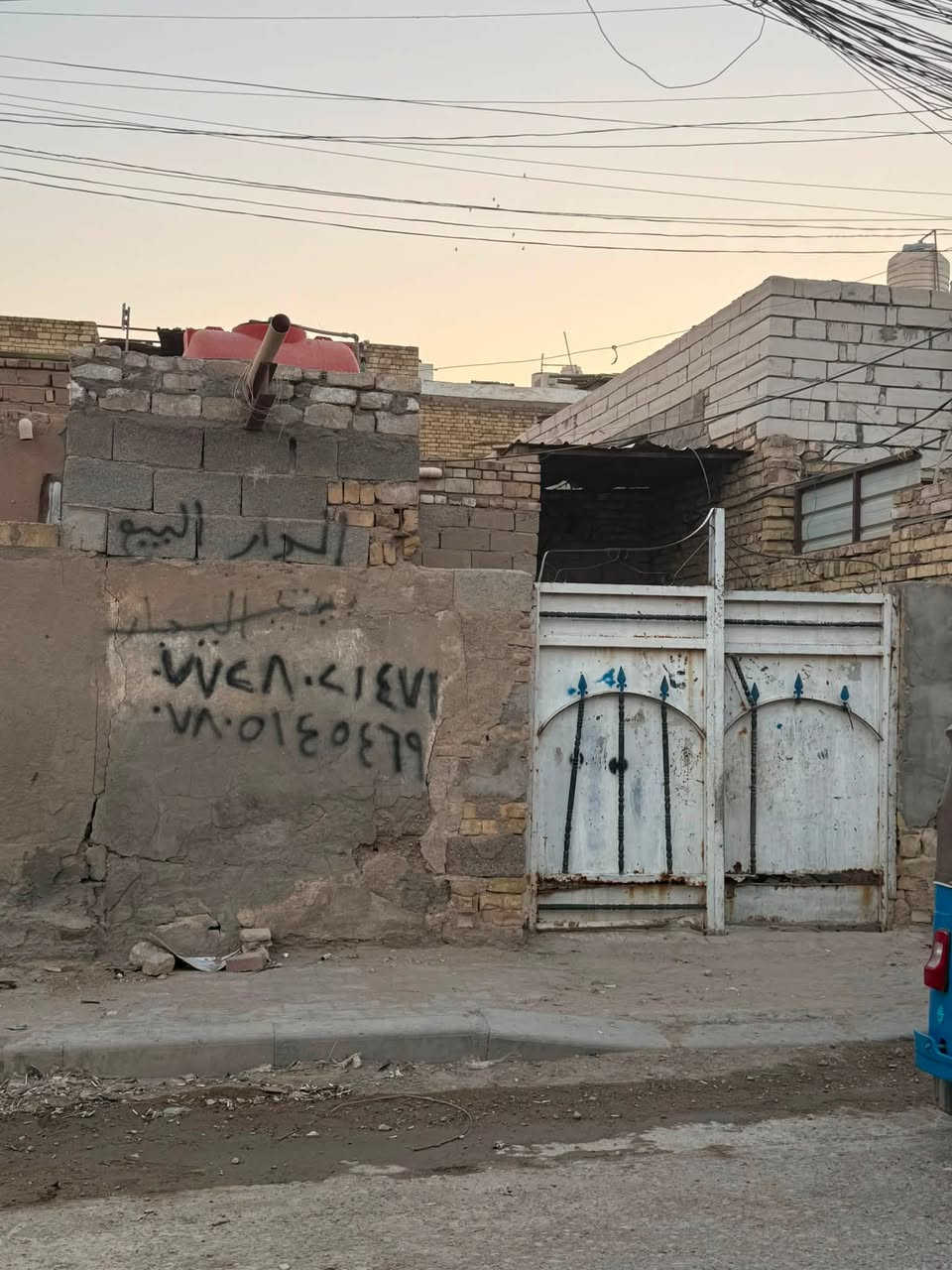 سلام عليكم بيت البيع بحي العسكري قرب مدرست المربد  وقرب سوك حي العسكري البيت رقم المساحه البيت 100 بيه صاله ومطبخ وستقابل والغرفه على نص مبنيه سعر 28وبيه مجال شراي نتصل ***********
