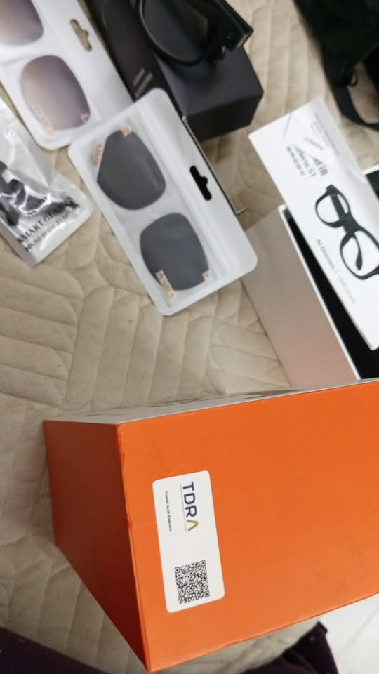 نظارات ذكية أصلية وبحالة ممتازة 🕶️✨

📸 كاميرا 12MP
🎥 تصوير فيديو 1080p / 30fps
🤖 مزايا AI + دعم ChatGPT
🎙️ مايكروفون مزدوج مع عزل ضوضاء
🔊 سماعات مدمجة
🔋 بطارية 270mAh
⚡ شحن مغناطيسي
📱 تدعم تطبيق Cyan Glasses
🕶️ وياها عدسات إضافية قابلة للتبديل
📦 كاملة ويا العلبة والملحقات
للاستفسار الاتصال على رقم يوجد واتس اب 
***********
