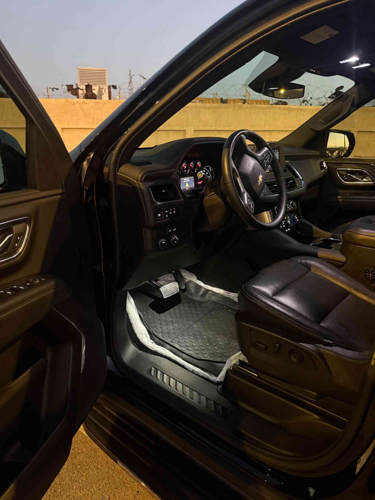 Chevrolet Suburban 2024 LS
 رقم بصرة خصوصي 
كشنات جلد متصله (كشنين كهربائية)
تو ويل 
محرك 5300
رادار خروج عن المسار 
حساسات خلفي و امامي 
كاميرا خلفية 
وارد امريكي 
من امريكا ماشيه 33 الف ميل و حالياً 35 الف ميل 
ضربتها جاملغ و ربع من البنيد
منظومة التبريد و الراديترات و جميع الكهربائيات ع وضع الشركة حتى الدعاميه بلاد بس صبغتها جمع الشواصي سليمه و بالكفاله
ايرباك بردة يمنى فقط ضارب و رجعته سستم 
صار بيها قطعتين تبديل الجاملغ الايمن و البنيد
** عدا الحادث كفاله من بدي و شاصي و محرك 
السيارة مغلفة PPF بالكامل مع الجامة الاماميه
السيارة جديدة بمعنى الكلمة و احلى من الصور  ما يحتاجلها اي مصرف 
السعر 38000 $
للأستفسار ***********
