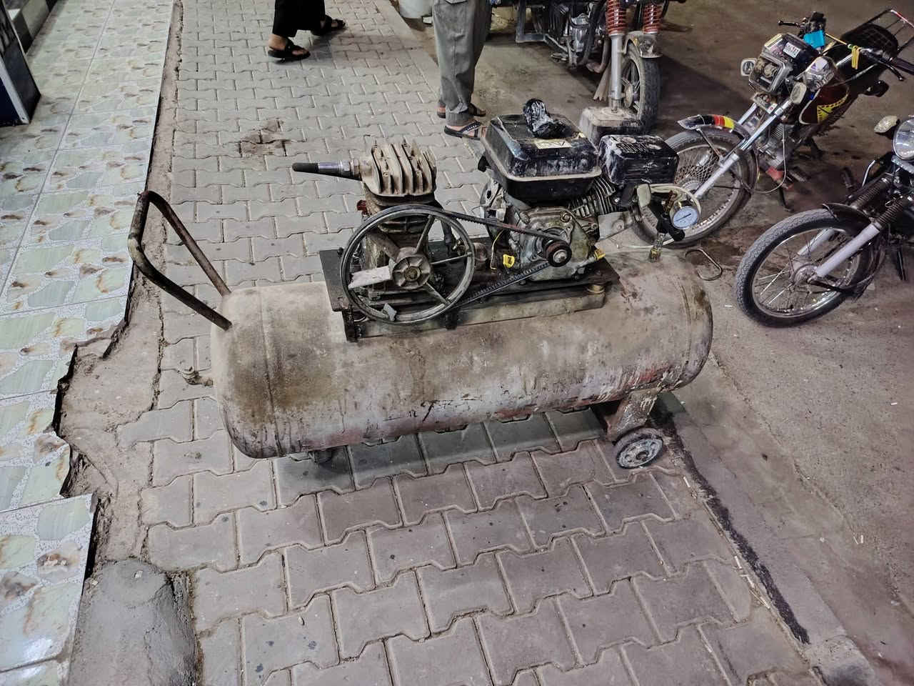 كمبريسر للبيع حجمه ٢٠٠لتر بسعر مناسب اتصال ***********
