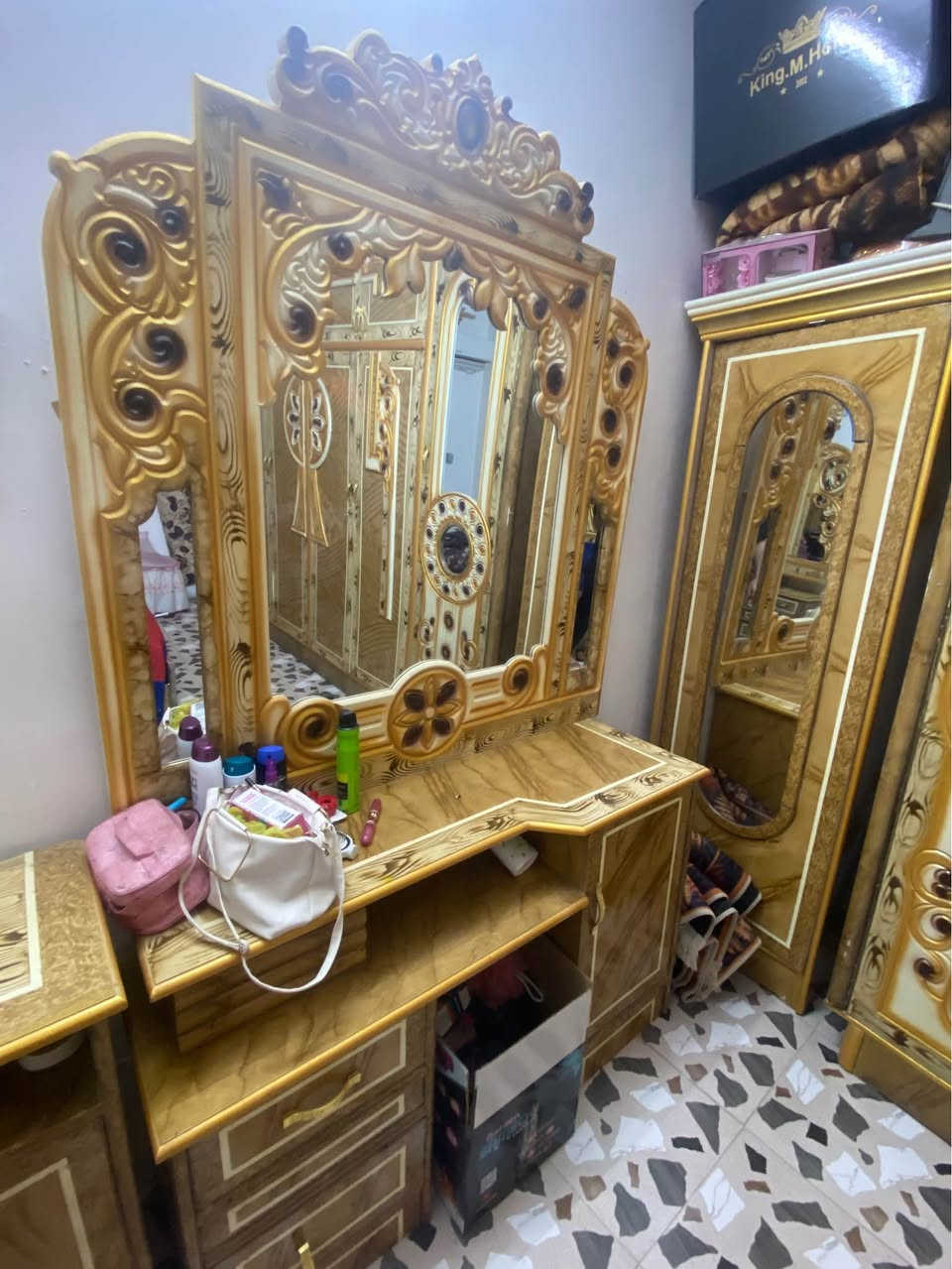 غرفه نوم كنتور ٦بوب غرفه جديده مانستخدمه شهر 
مكان بغداد ابو غريب حي الشهداء رقم ***********
وتساب بغداد, العراق
