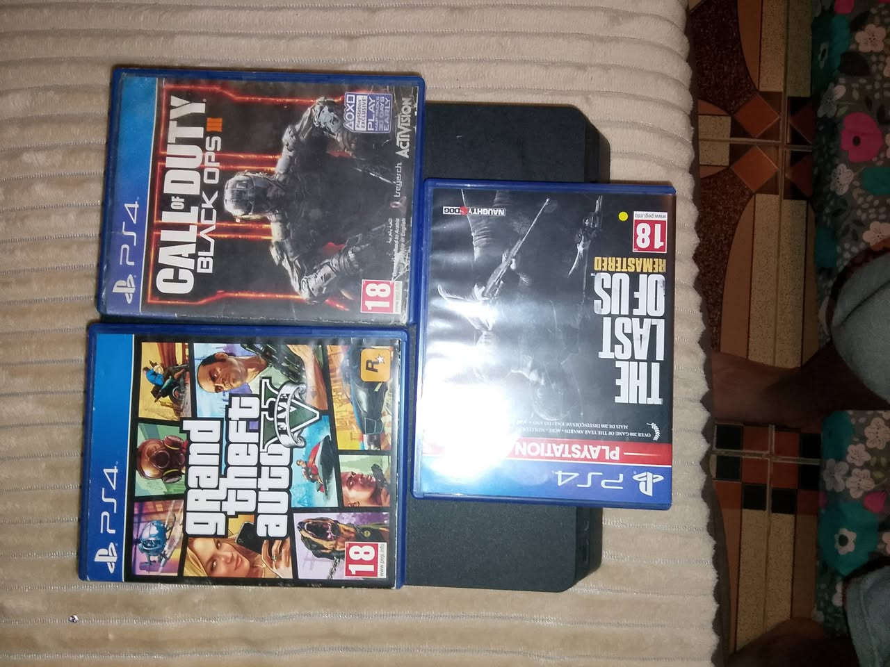 السلام عليكم 

بلي فور مستعمل شيي جداا قليل للبيع

كامل ملحقات مع gta5 وذى لاست اوف اوس وكول اوف ديوتي لوك استيكر ممفتوح السعر 250 وبي مجال 
مكاني ديالى بعقوبه للتواصل *********** واتس اب فقط
